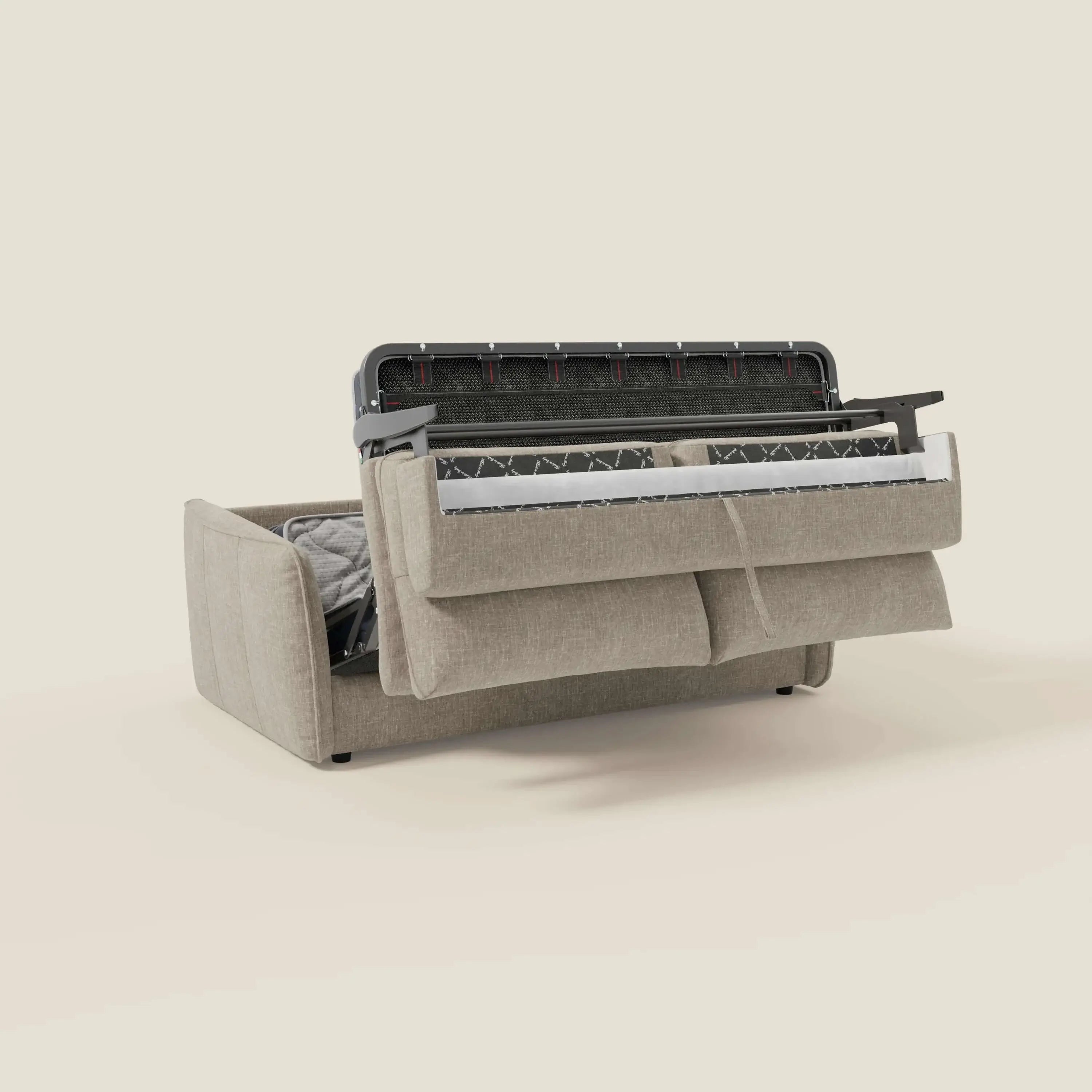Il divano letto Elios di Divani.Store, in tessuto smacchiabile T24 lino chiaro, è esposto con morbidi cuscini di schienale e il materasso parzialmente dispiegato per rivelare la struttura del letto in metallo e il meccanismo trasformabile.