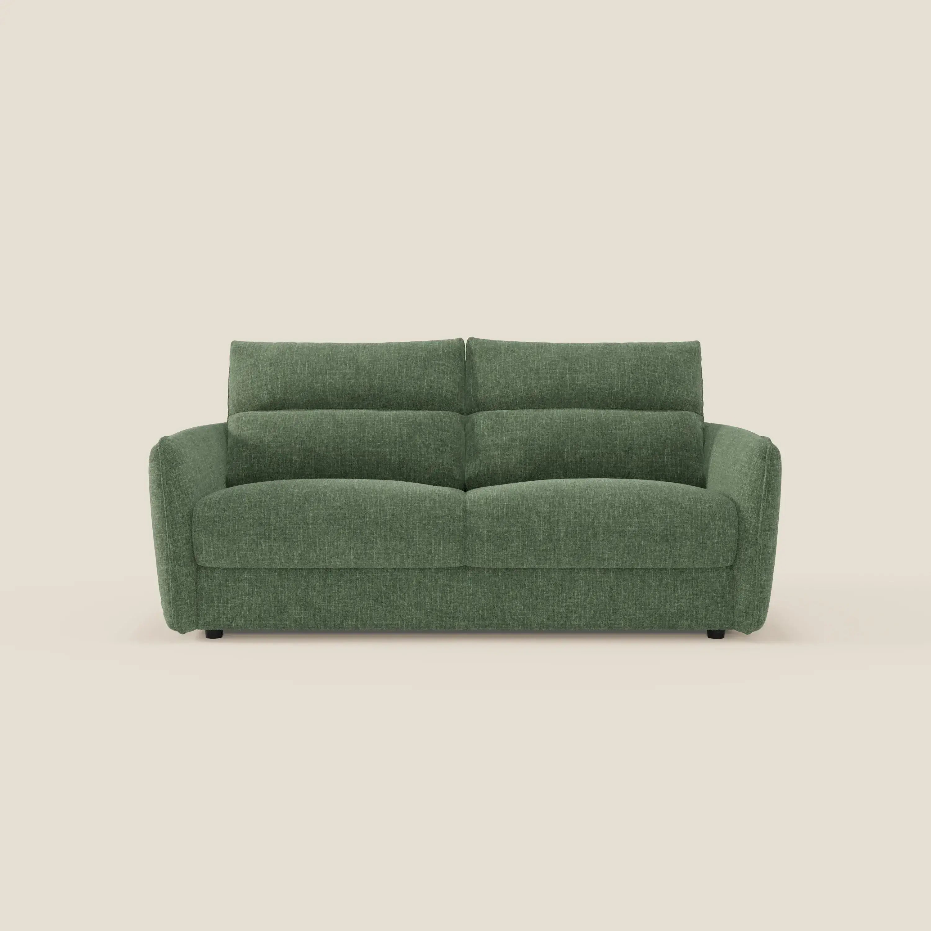Il divano letto Elios di Divani.Store, in tessuto verde oliva smacchiabile T24, è caratterizzato da due morbidi cuscini di schienale, due cuscini di seduta, braccioli arrotondati, look moderno e morbido e gambe corte nere su sfondo beige chiaro.