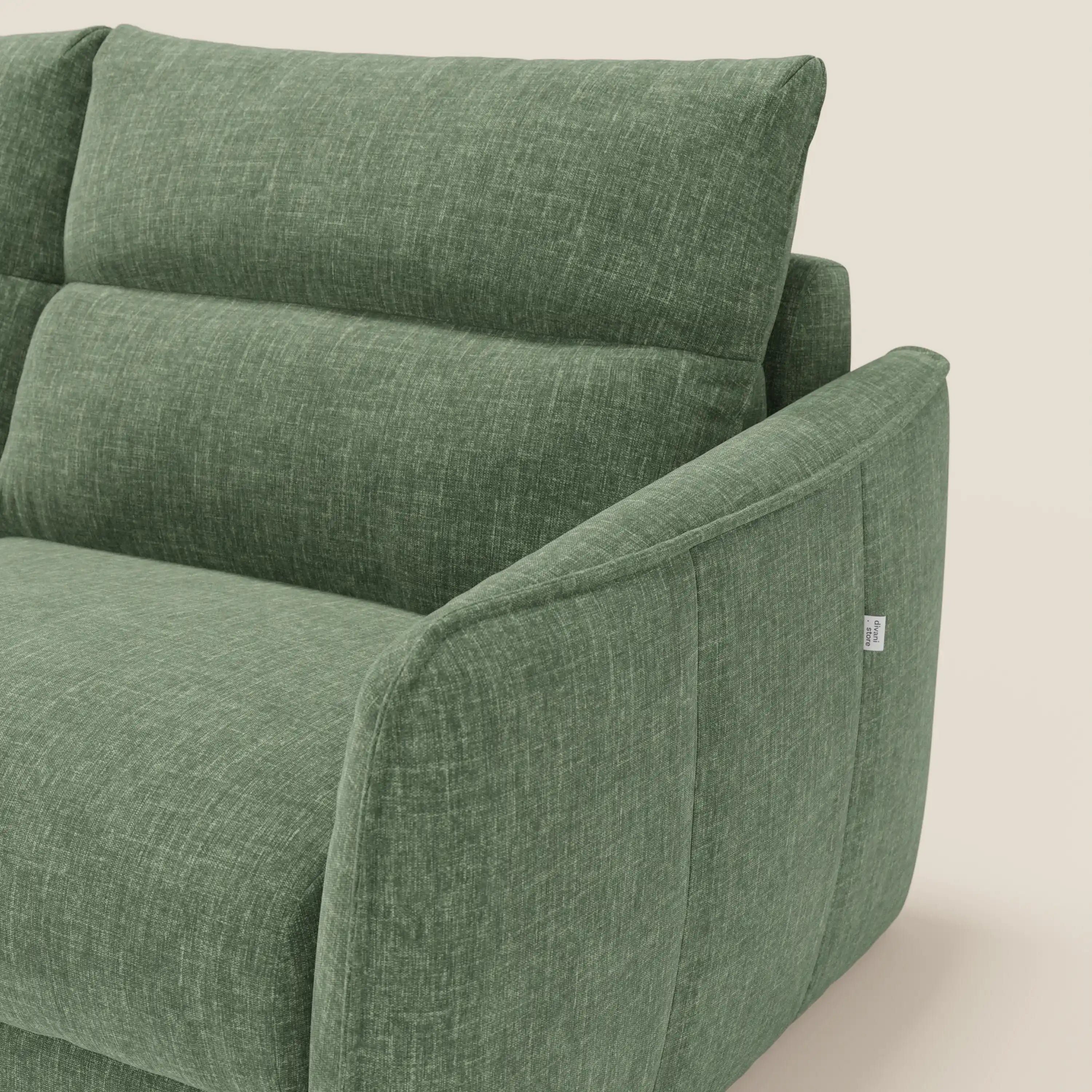 Primo piano del Divano letto Elios di Divani.Store, in tessuto smacchiabile T24 verde oliva, con morbidi cuscini di schienale, ampio bracciolo e design moderno leggermente reclinato su uno sfondo chiaro.