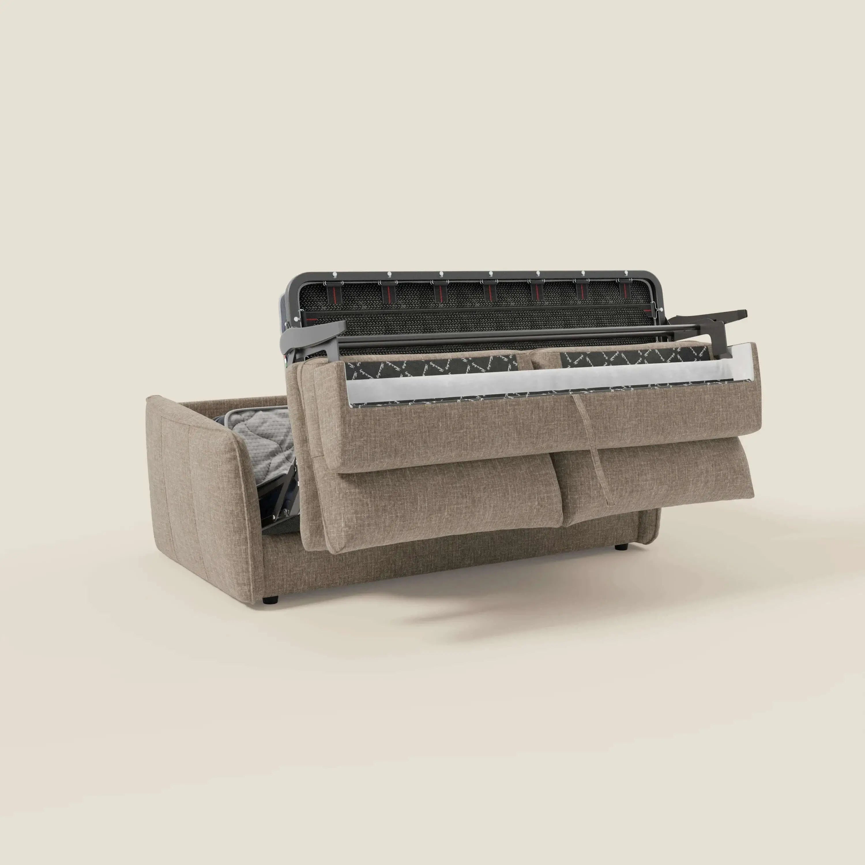 Il divano letto Elios di Divani.Store, in tessuto smacchiabile T24 marrone tortora con morbidi cuscini di schienale, è caratterizzato da una seduta sollevabile che rivela un letto in metallo pieghevole con materasso e biancheria, su uno sfondo chiaro e tinta unita.
