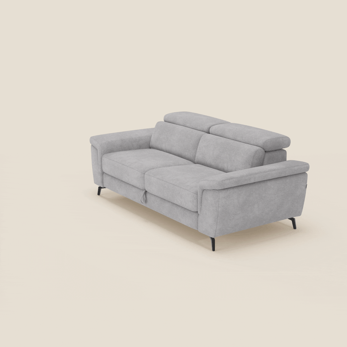 L'Estro Divano 3 posti con pouf estraibile di Divani.Store, in tessuto impermeabile T14 grigio chiaro, offre poggiatesta reclinabili, ampi braccioli e gambe nere inclinate per un look contemporaneo e confortevole.