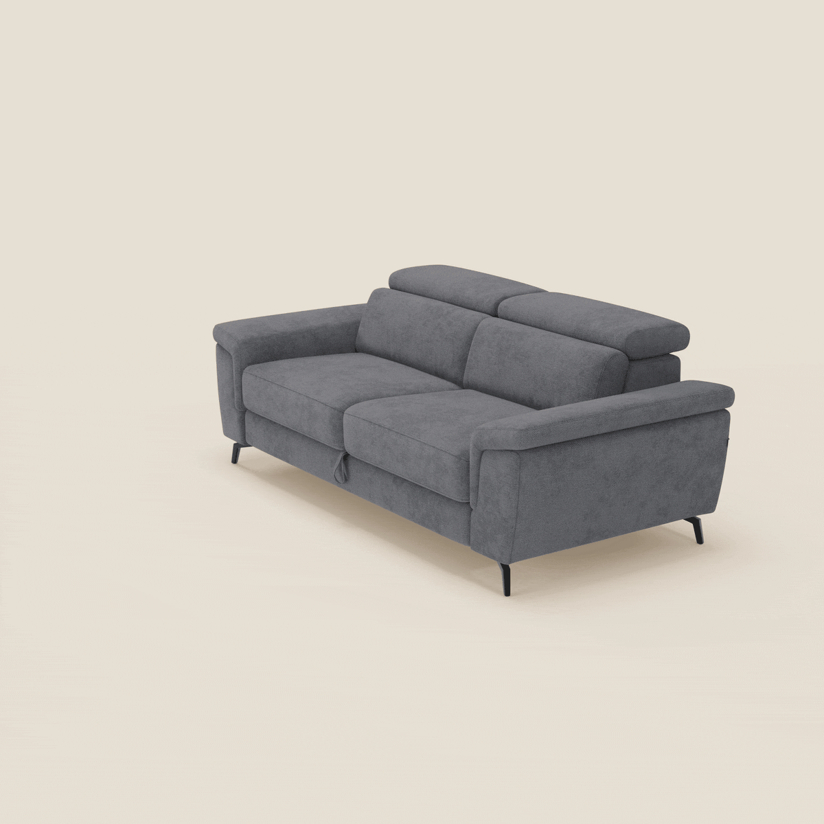 L'Estro Divano 3 posti con pouf estraibile di Divani.Store, in tessuto impermeabile grigio T14, è caratterizzato da poggiatesta reclinabili e da eleganti gambe nere. Si trasforma facilmente in un letto grazie al pouf estraibile, presentato su uno sfondo beige chiaro.
