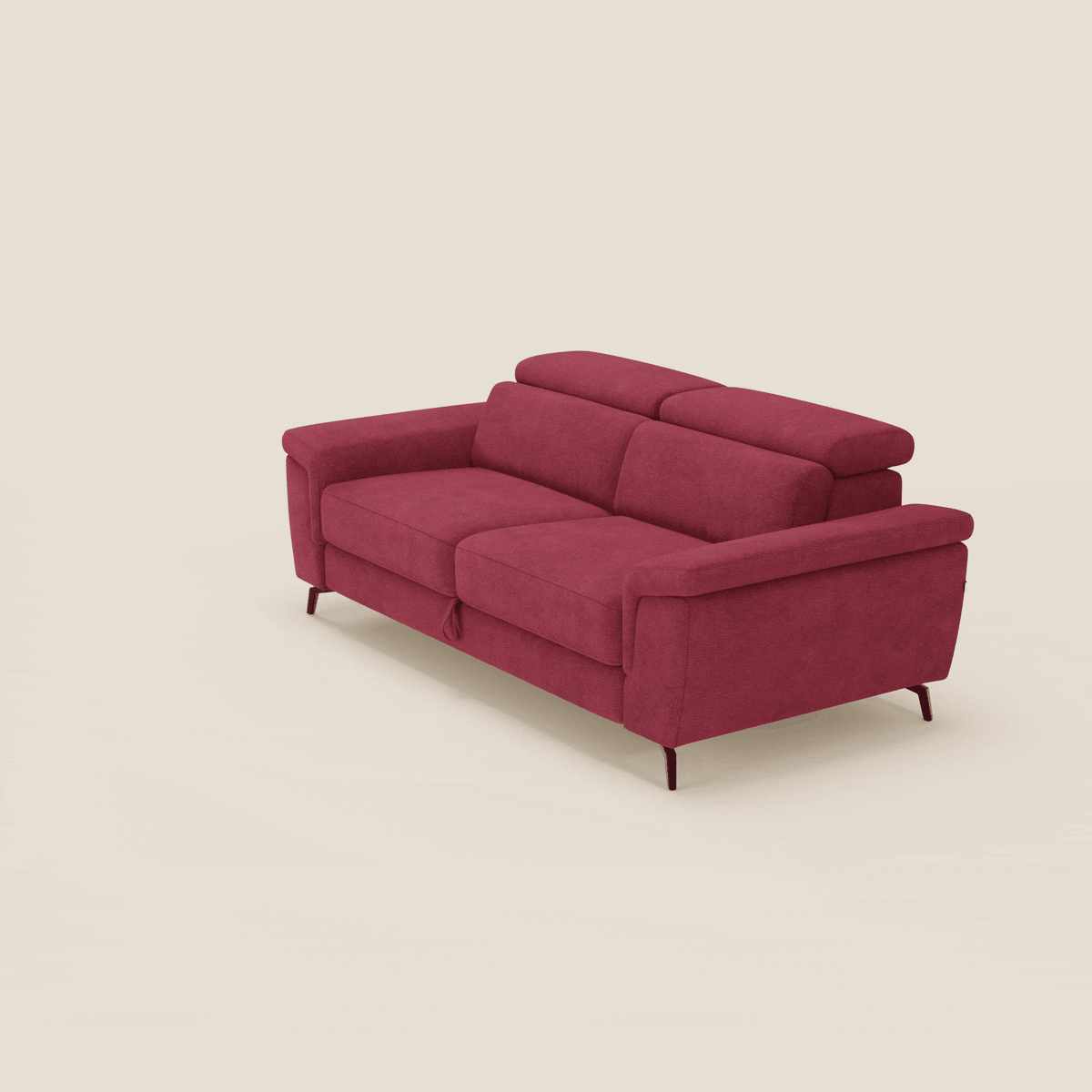 L'Estro Divano 3 posti con pouf estraibile di Divani.Store, su sfondo beige, è caratterizzato da poggiatesta reclinabili, ampi braccioli, gambe angolari sottili e rivestimento in tessuto impermeabile rosso T14.