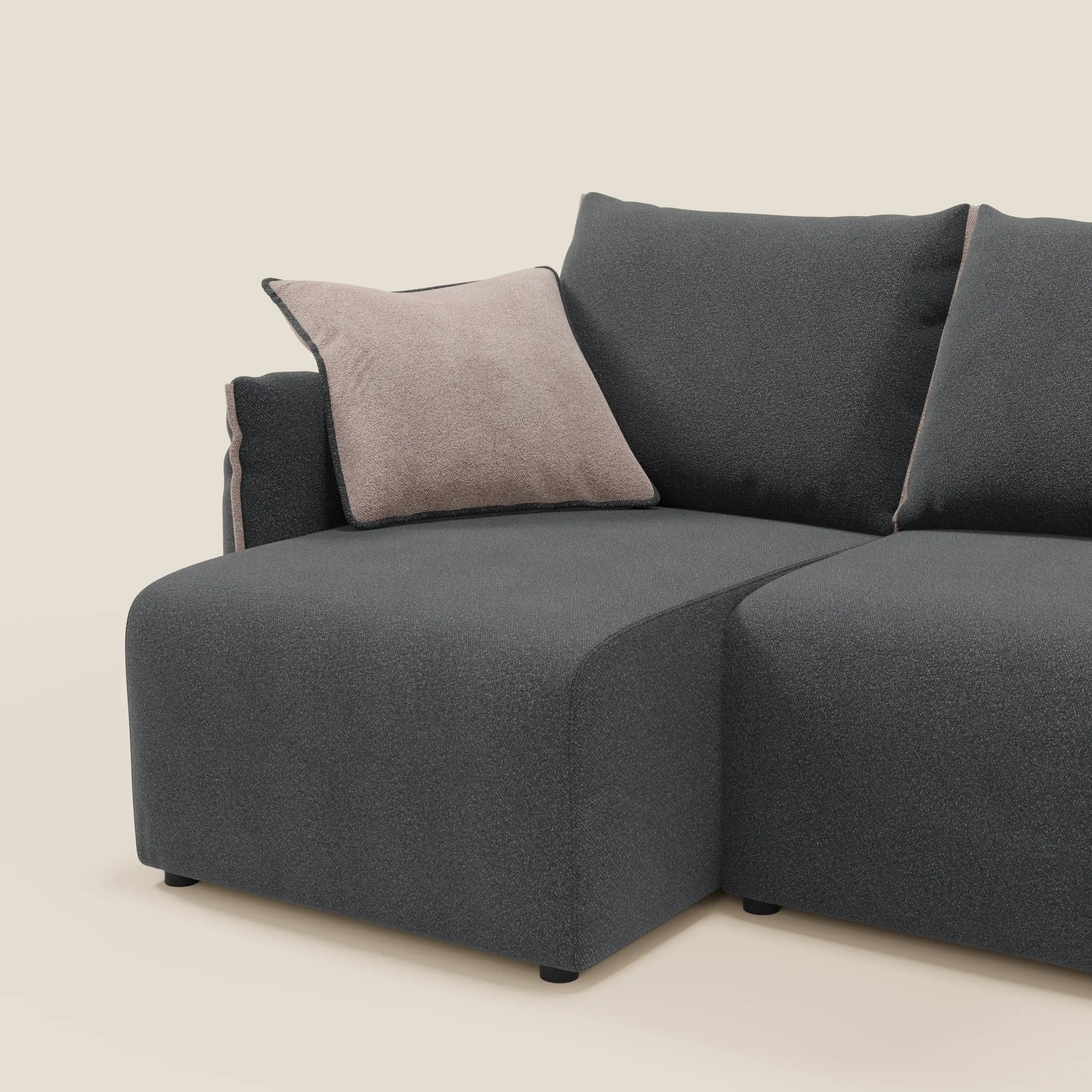 Il divano angolare reversibile Flexar di Divani.Store è caratterizzato da sedute allungabili in morbido bouclé impermeabile T07 antracite-rosa, moderni bordi arrotondati, gambe basse nere, chaise lounge a sinistra e cuscino beige chiaro per un maggiore comfort.