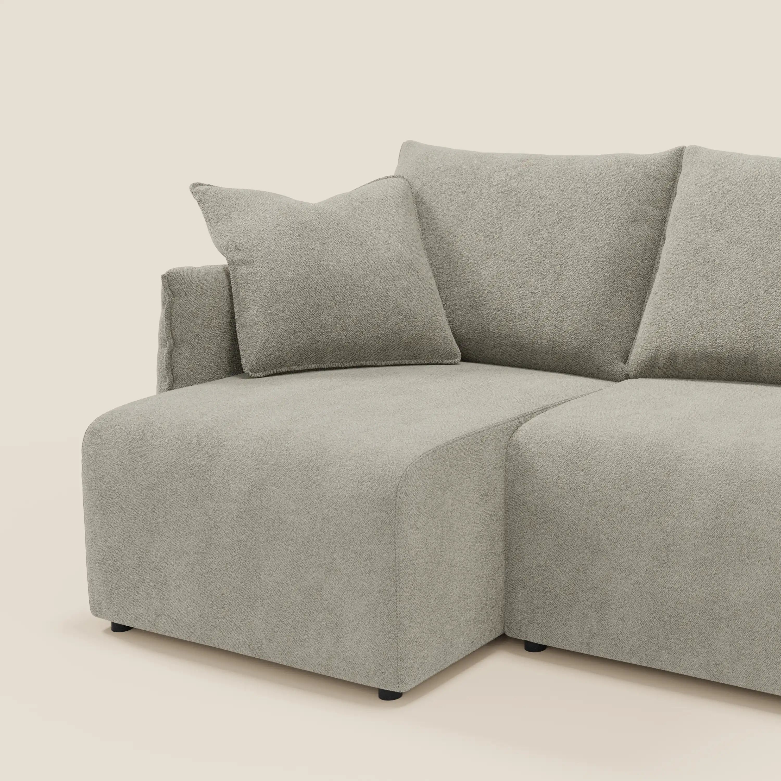 Il divano Flexar con 3 sedute allungabili di Divani.Store è caratterizzato da una chaise longue orientata a sinistra, bracciolo quadrato, cuscino coordinato, schienale in piuma d'oca e tessuto bouclé impermeabile T07 beige per un effetto peluche su sfondo crema.