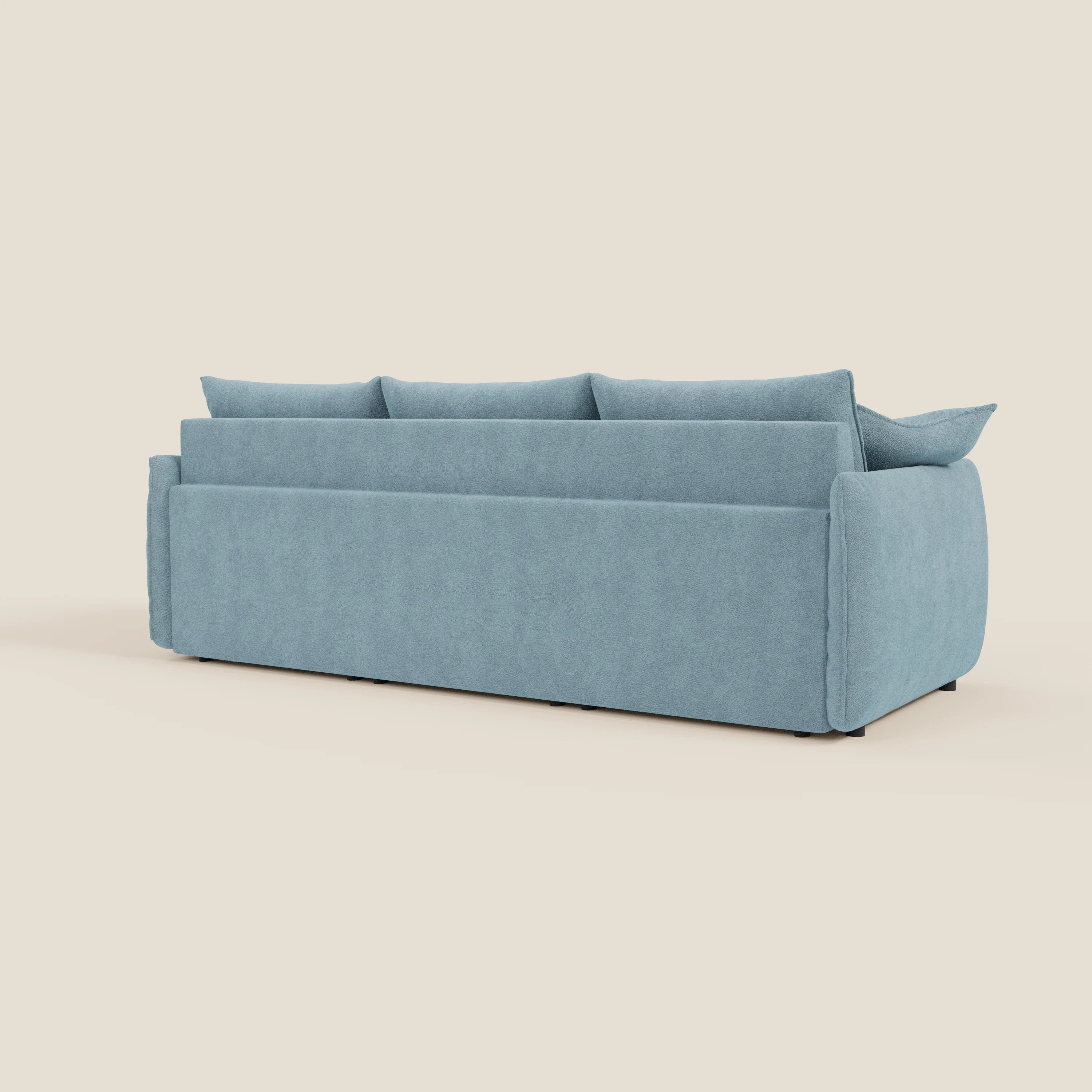 Il divano Flexar di Divani.Store è presentato dal retro in bouclé impermeabile T07 carta da zucchero, con tre sedute allungabili e schienali in piuma d'oca, il tutto con un aspetto felpato su uno sfondo bianco sporco.