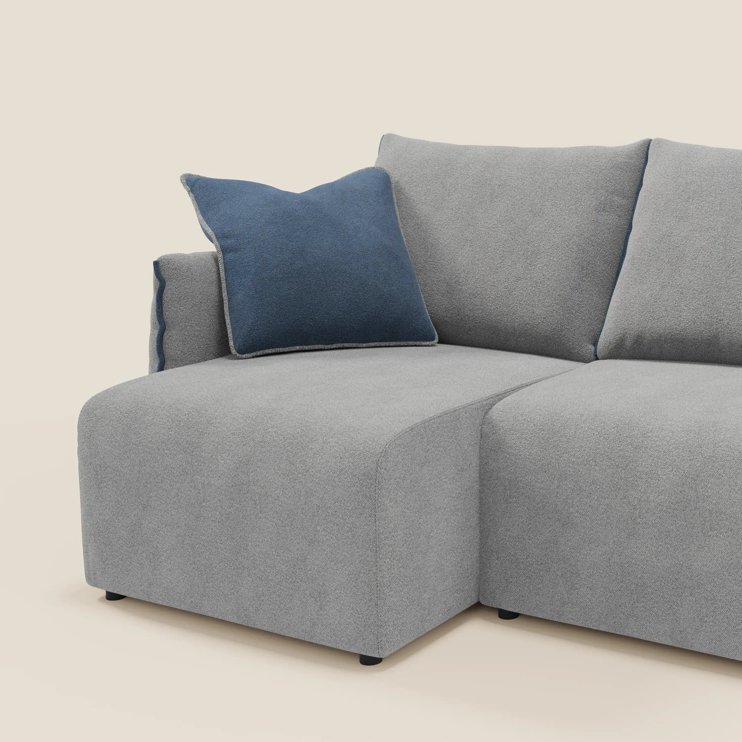 Il divano Flexar di Divani.Store, con 3 sedute allungabili e schienale in piuma d'oca in bouclé impermeabile grigio-blu T07, è dotato di una chaise lounge a sinistra ed è impreziosito da un cuscino di rivestimento navy sullo schienale.