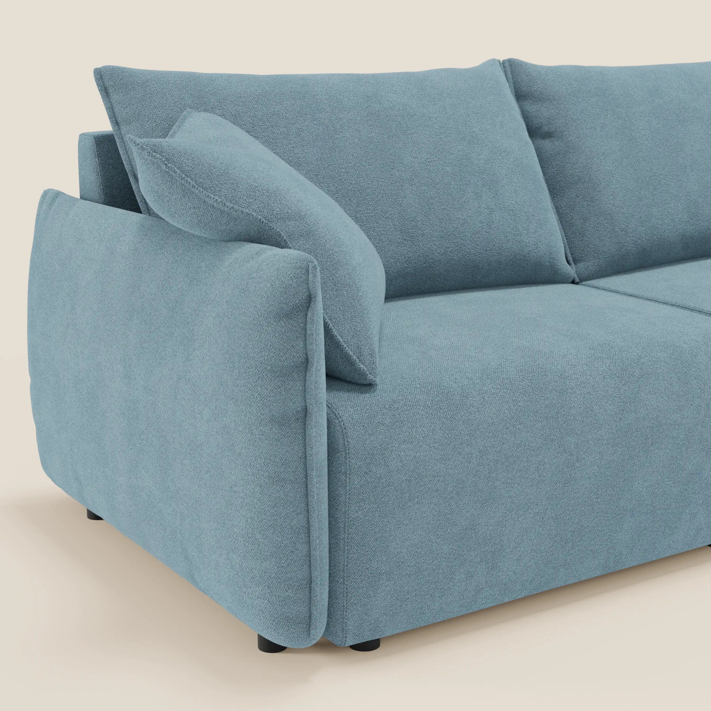 Il divano Flexar di Divani.Store è caratterizzato da sedute allungabili, schienale in piuma e rivestimento in morbido bouclé impermeabile T07 carta da zucchero, con piedini cilindrici neri e cuscino d'accento sul bracciolo sinistro.