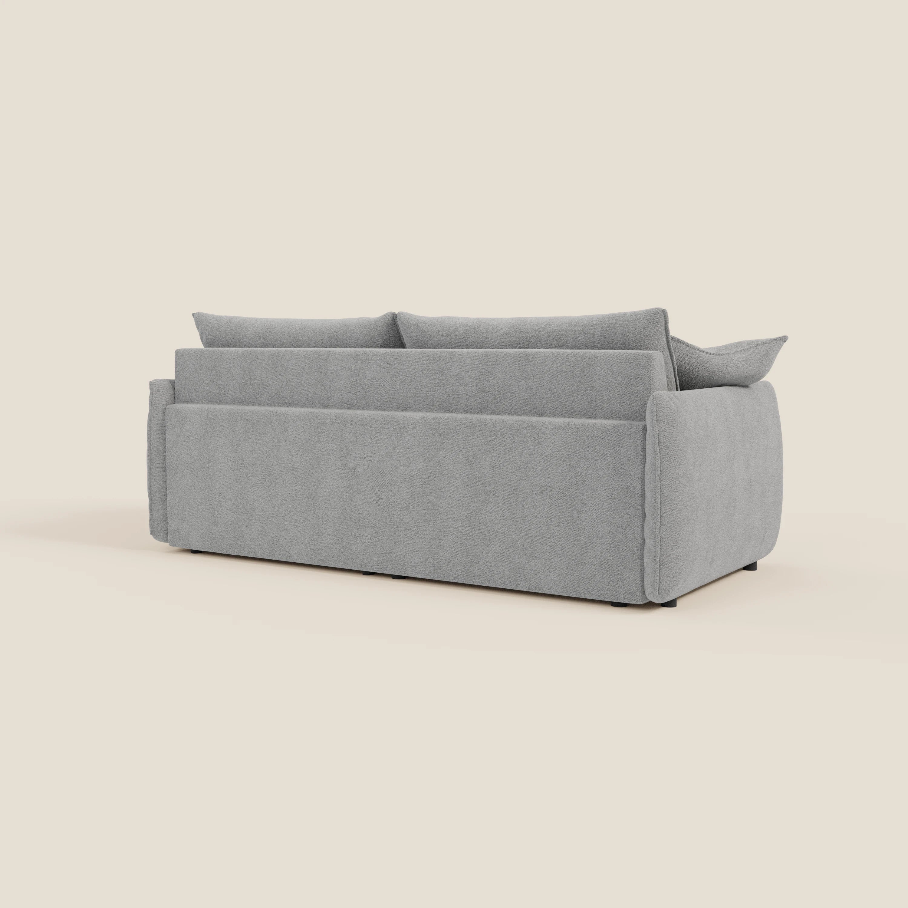Il divano Flexar con sedute allungabili di Divani.Store è presentato dal retro in bouclé impermeabile T07 grigio, con tre cuscini di schienale in piuma e sottili cuciture. Il suo design contemporaneo spicca su uno sfondo bianco sporco.