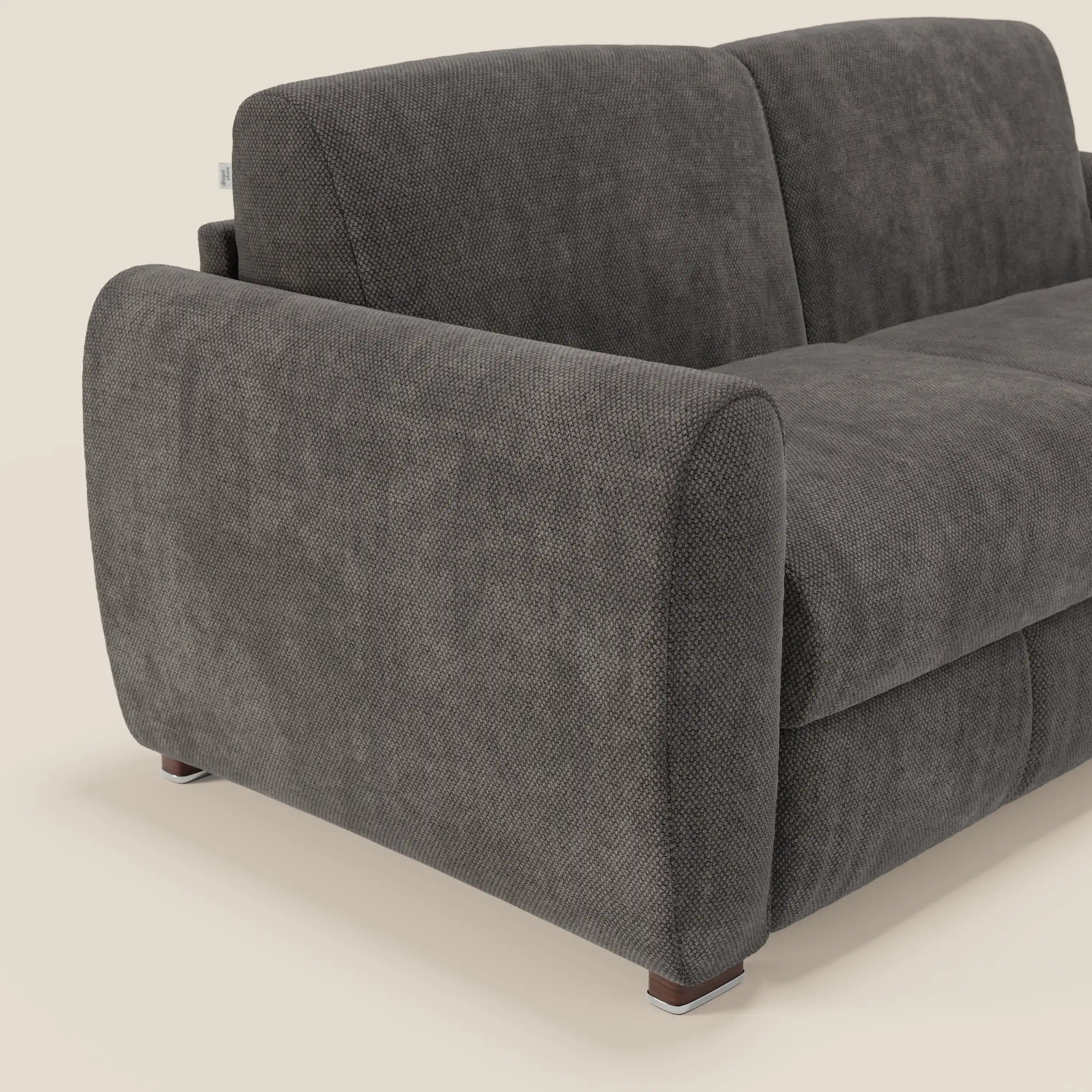 Un primo piano del divano letto moderno Kaleo di Divani.Store, in tessuto impermeabile T26 antracite, con braccioli e schienale arrotondati, texture morbida, gambe corte in legno e materasso da 17 cm per un comfort contemporaneo.