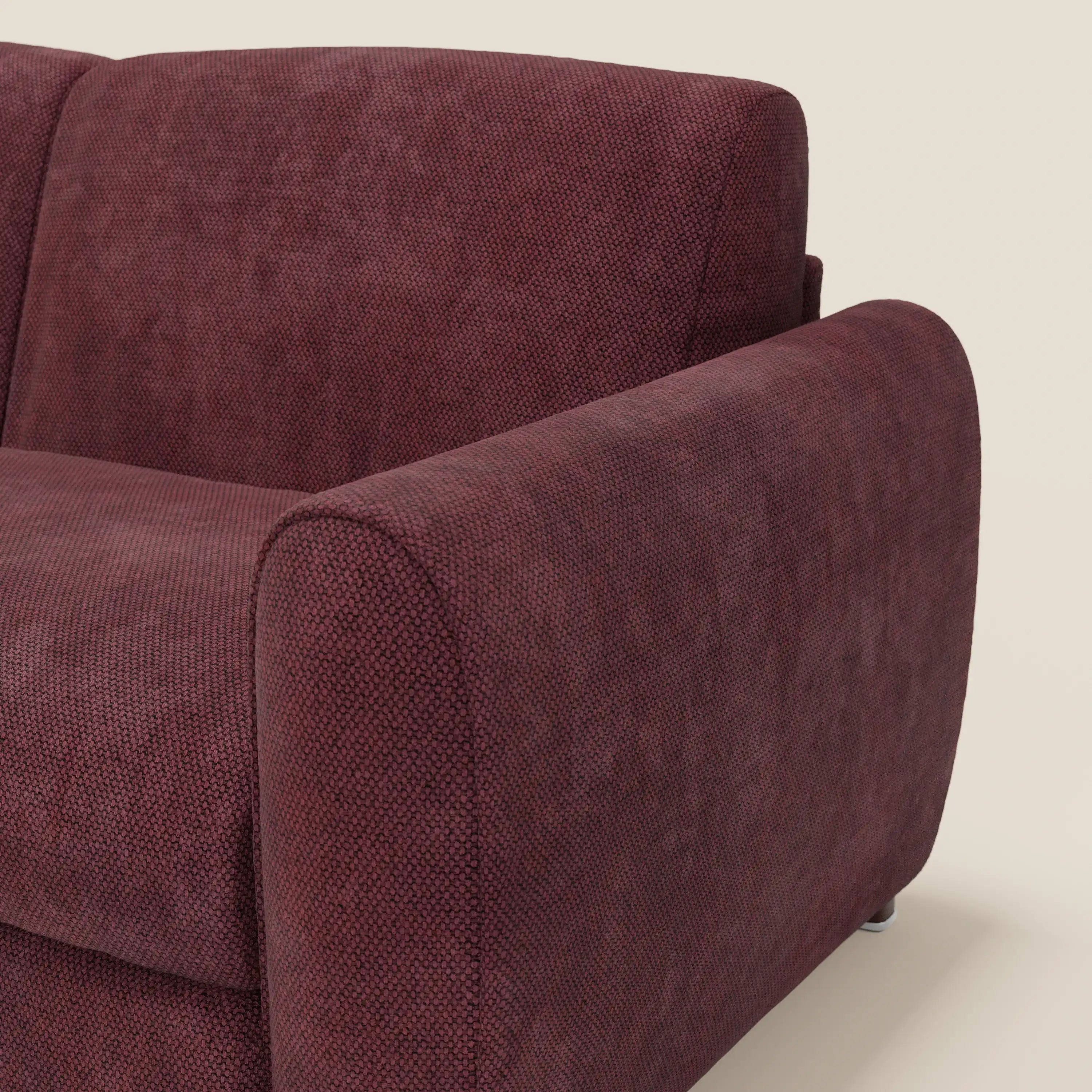 Un primo piano del divano letto moderno Kaleo di Divani.Store, in tessuto raffinato impermeabile T26 prugna bordeaux, con bracciolo, schienale e cuscino di seduta a destra, che mostra il suo design contemporaneo e il suo comfort con un materasso di H17 cm.