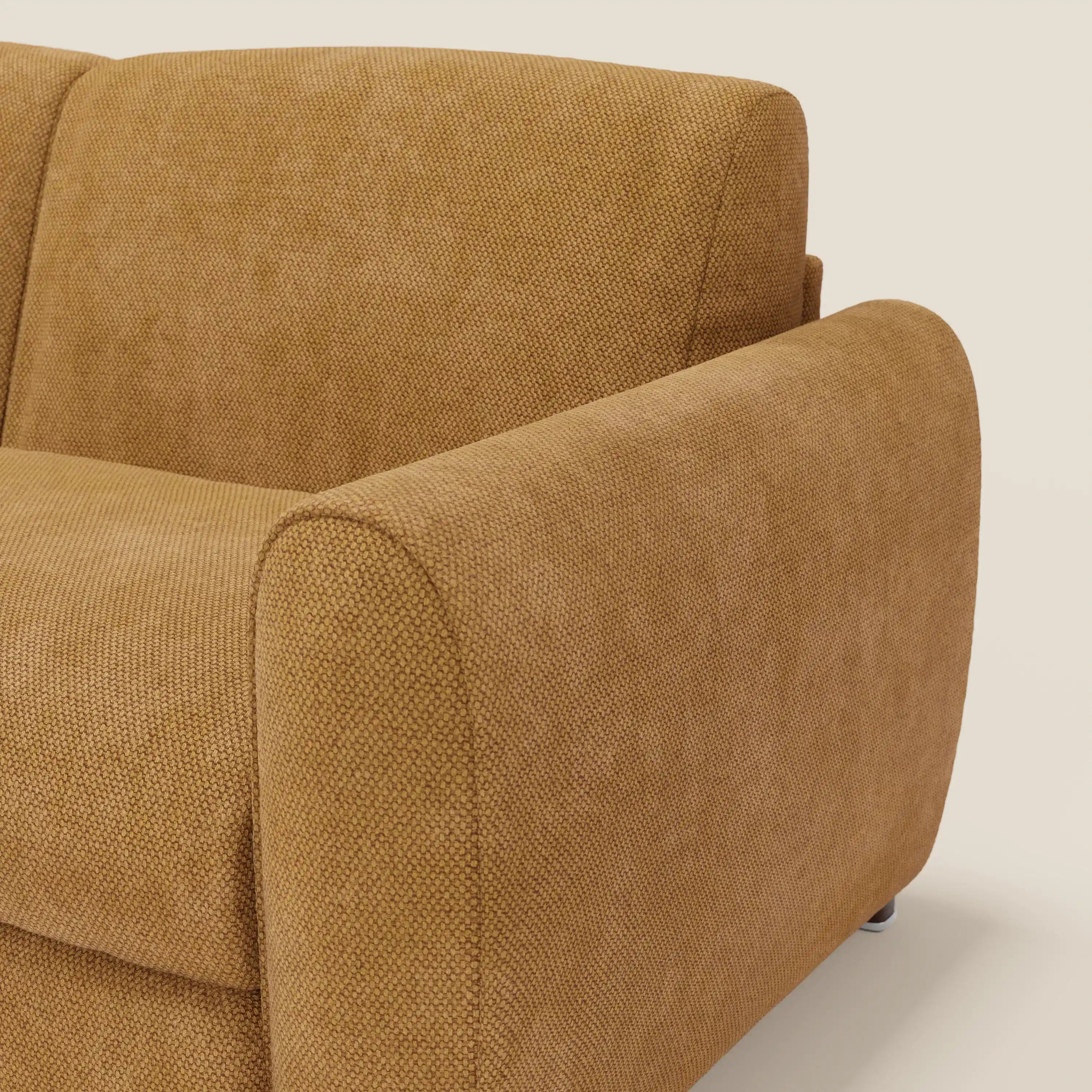 Un primo piano del Kaleo Divano letto moderno con materasso H17 cm di Divani.Store in tessuto impermeabile T26 giallo mette in evidenza l'ampio bracciolo curvo e le sottili cuciture, sottolineando il suo design contemporaneo su uno sfondo minimalista.