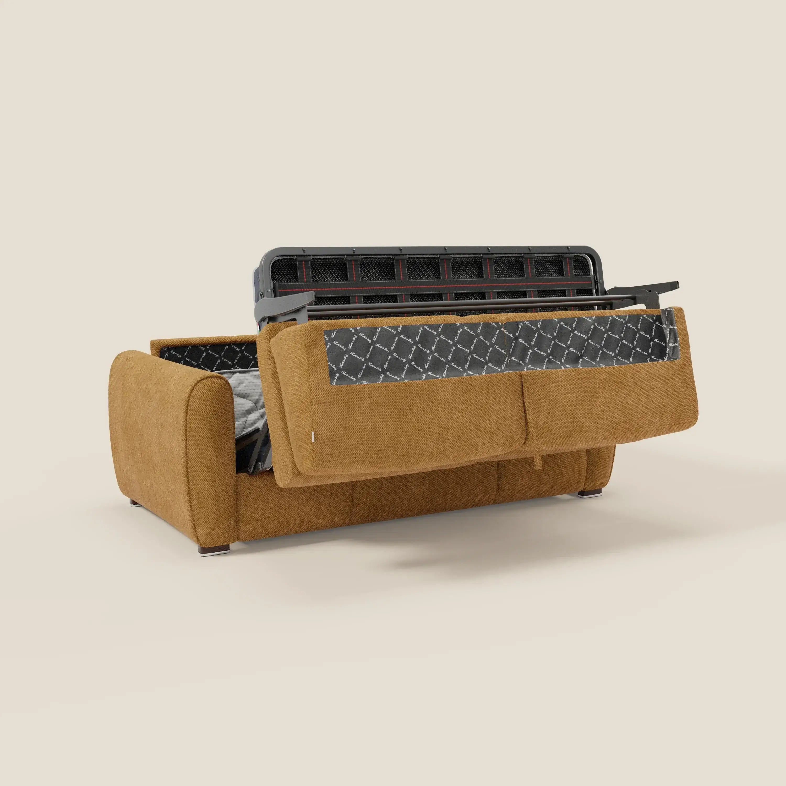 Il Kaleo Divano letto moderno di Divani.Store, in elegante tessuto impermeabile giallo T26, presenta un vano portaoggetti trapuntato sotto la seduta, parzialmente riempito con una coperta grigia. Lo sfondo è in tinta unita beige chiaro.