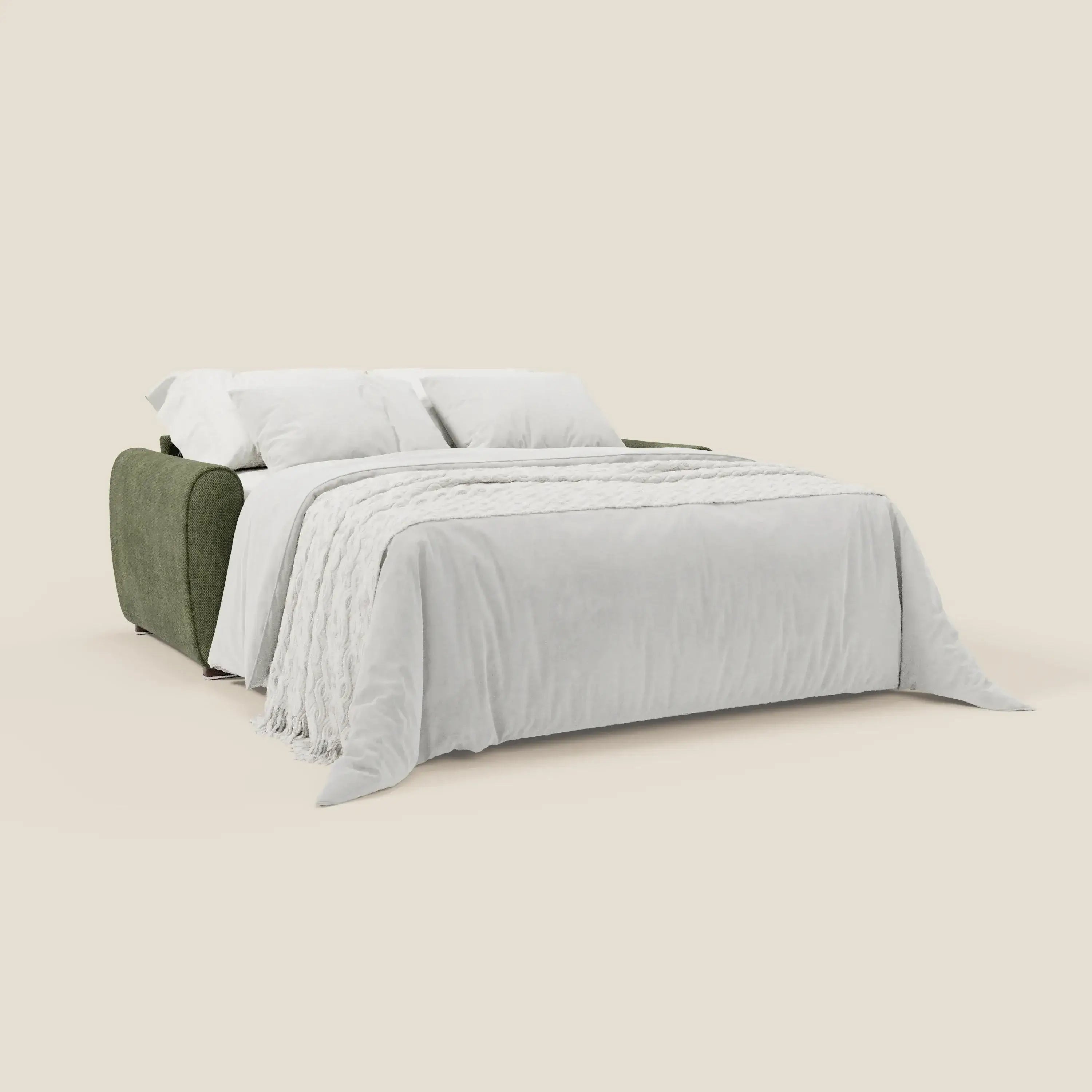 Il Kaleo Divano letto moderno H17 cm di Divani.Store, in elegante tessuto impermeabile verde muschio, è aperto a letto con biancheria bianca, coperta testurizzata e due cuscini grandi su sfondo beige per un look minimalista.