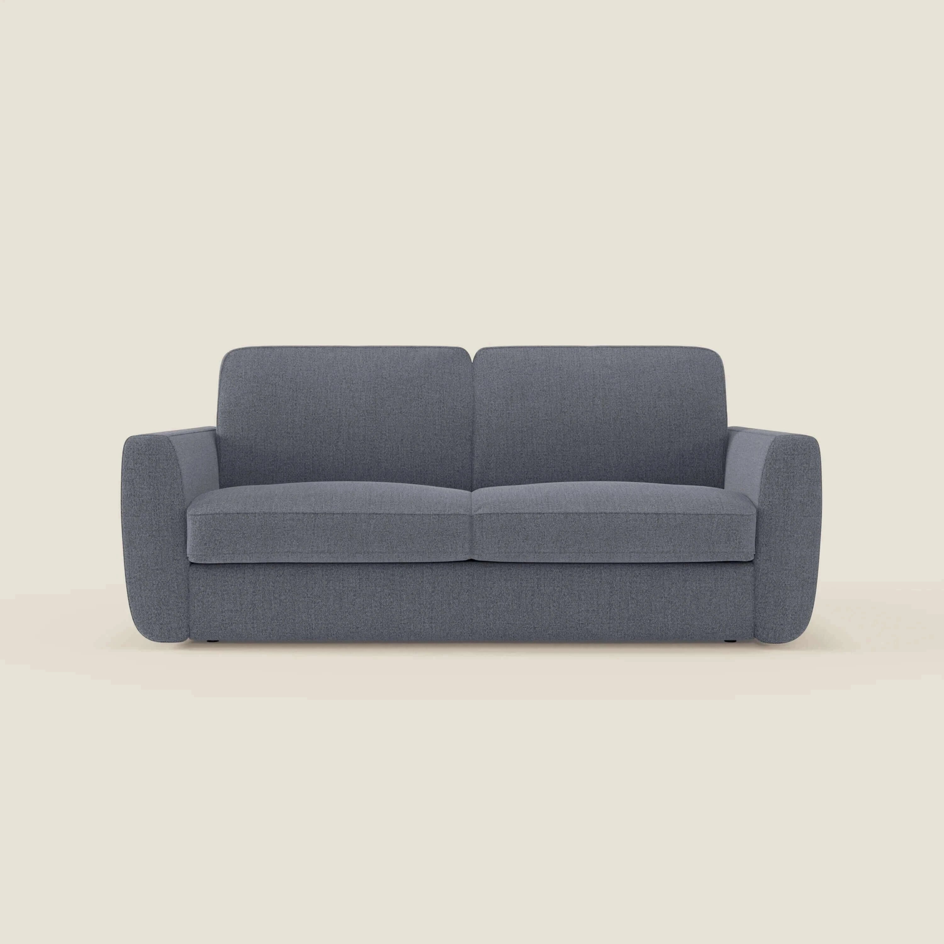 Il divano letto sfoderabile Leonida di Divani.Store ha due posti a sedere, è caratterizzato da braccioli e schienali morbidi e arrotondati, è rivestito in tessuto blu grafite T23 smacchiabile con meccanismo in acciaio rinforzato e materasso H18 cm, per un look semplice e minimalista.