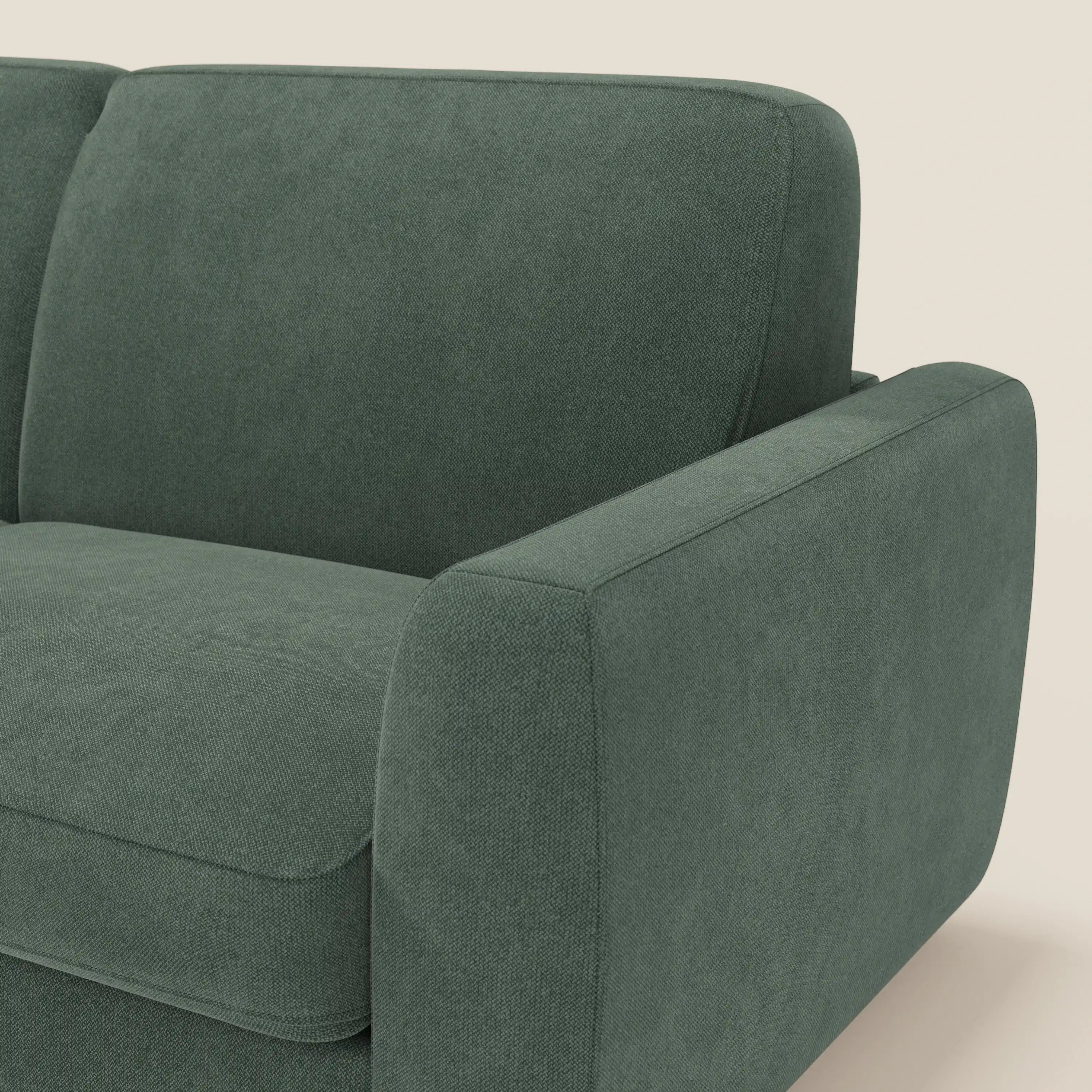 Un primo piano del divano letto sfoderabile Leonida di Divani.Store in smacchiabile T23 verde, che evidenzia il bracciolo destro, il cuscino di seduta e lo schienale. I morbidi cuscini e il meccanismo in acciaio rinforzato offrono comfort e durata.