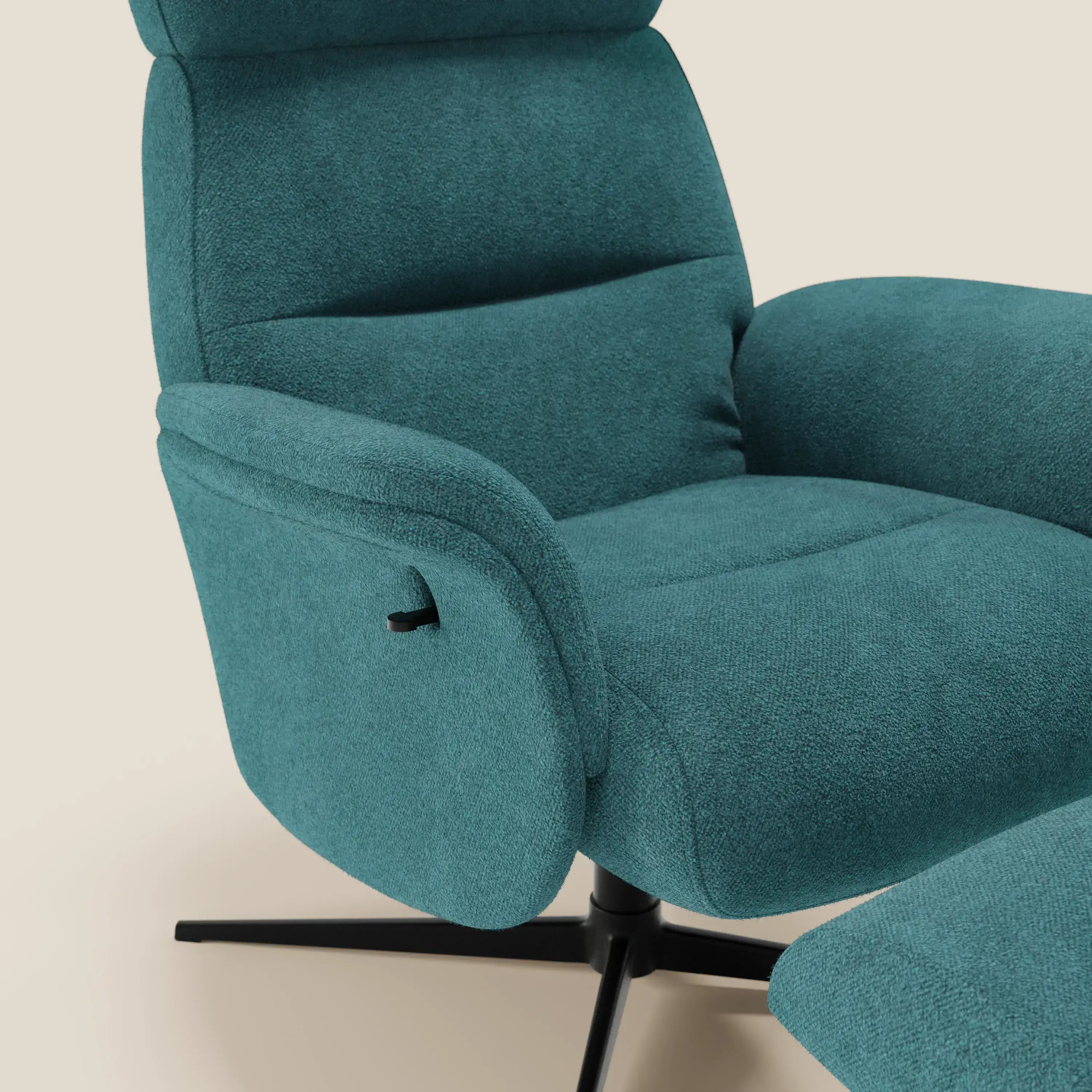 La Poltrona relax Lunor reclinabile con pouf poggiapiedi in tessuto bouclé impermeabile T07 azzurro di Divani.Store è rappresentata dal lato destro e dalla seduta, con braccioli angolari e base girevole in metallo nero su sfondo beige chiaro.