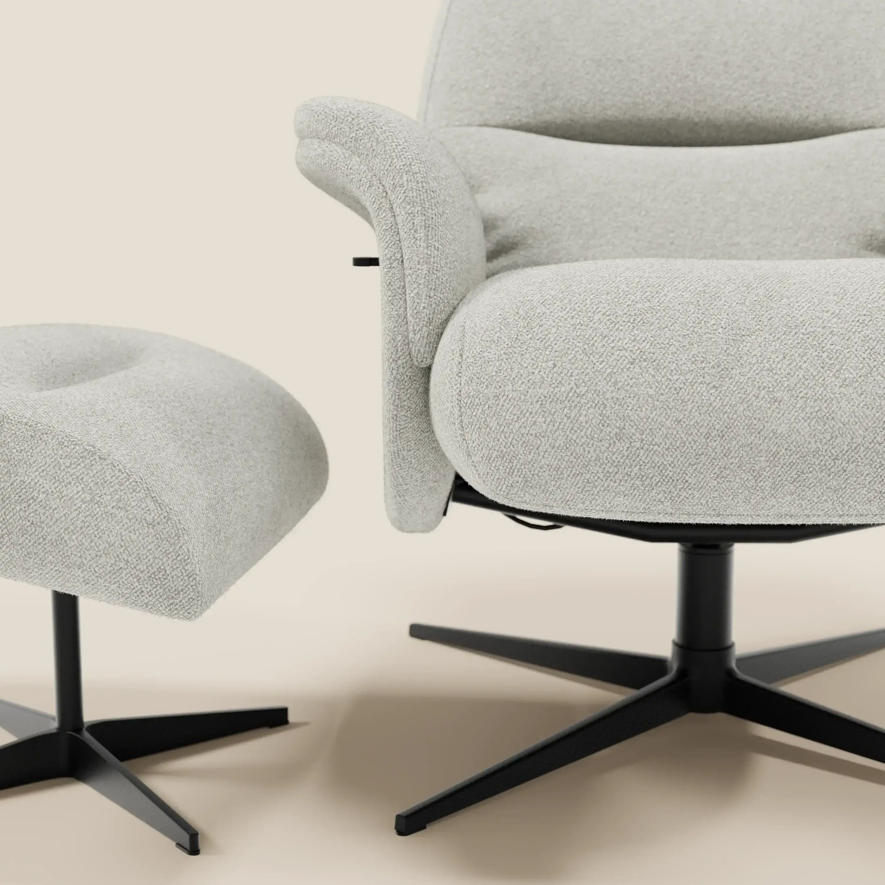 La Poltrona relax Lunor reclinabile con pouf poggiapiedi di Divani.Store è caratterizzata da bouclé bianco T07 impermeabile, braccioli curvi e basi girevoli in metallo nero. Solo alcune parti sono visibili, sottolineando la texture felpata su uno sfondo beige.