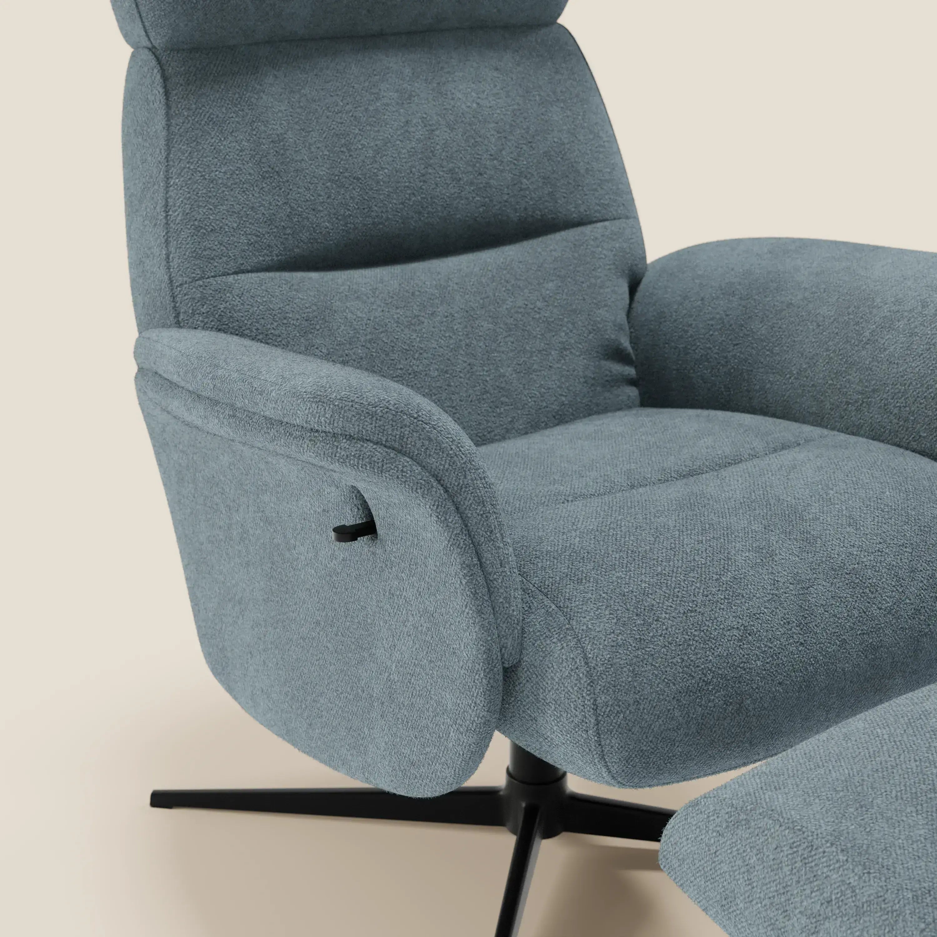 La poltrona relax reclinabile Lunor di Divani.Store è caratterizzata da tessuto bouclé impermeabile in carta da zucchero (T07), braccioli imbottiti, cuciture orizzontali dello schienale, base in metallo nero a quattro punte e poggiapiedi coordinato.