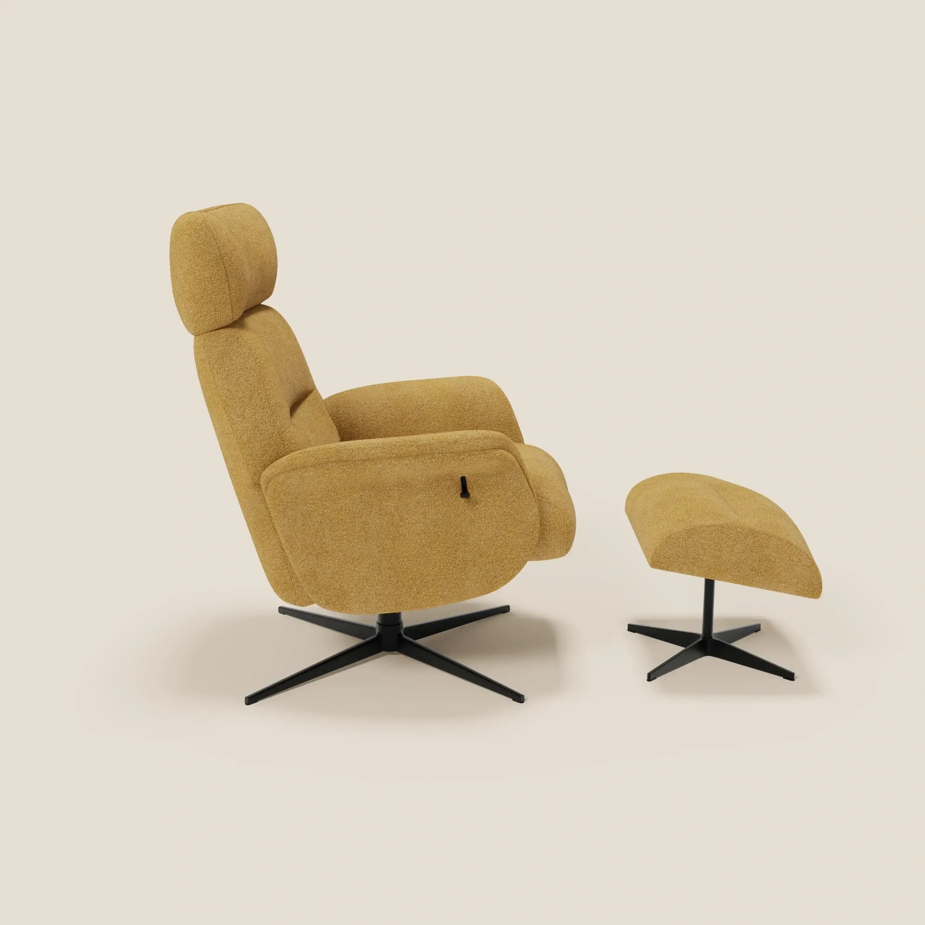 La poltrona relax Lunor reclinabile con pouf poggiapiedi di Divani.Store è caratterizzata da un tessuto bouclé impermeabile in giallo T07, da basi girevoli in metallo nero e da un design elegante e minimalista che spicca su uno sfondo beige.