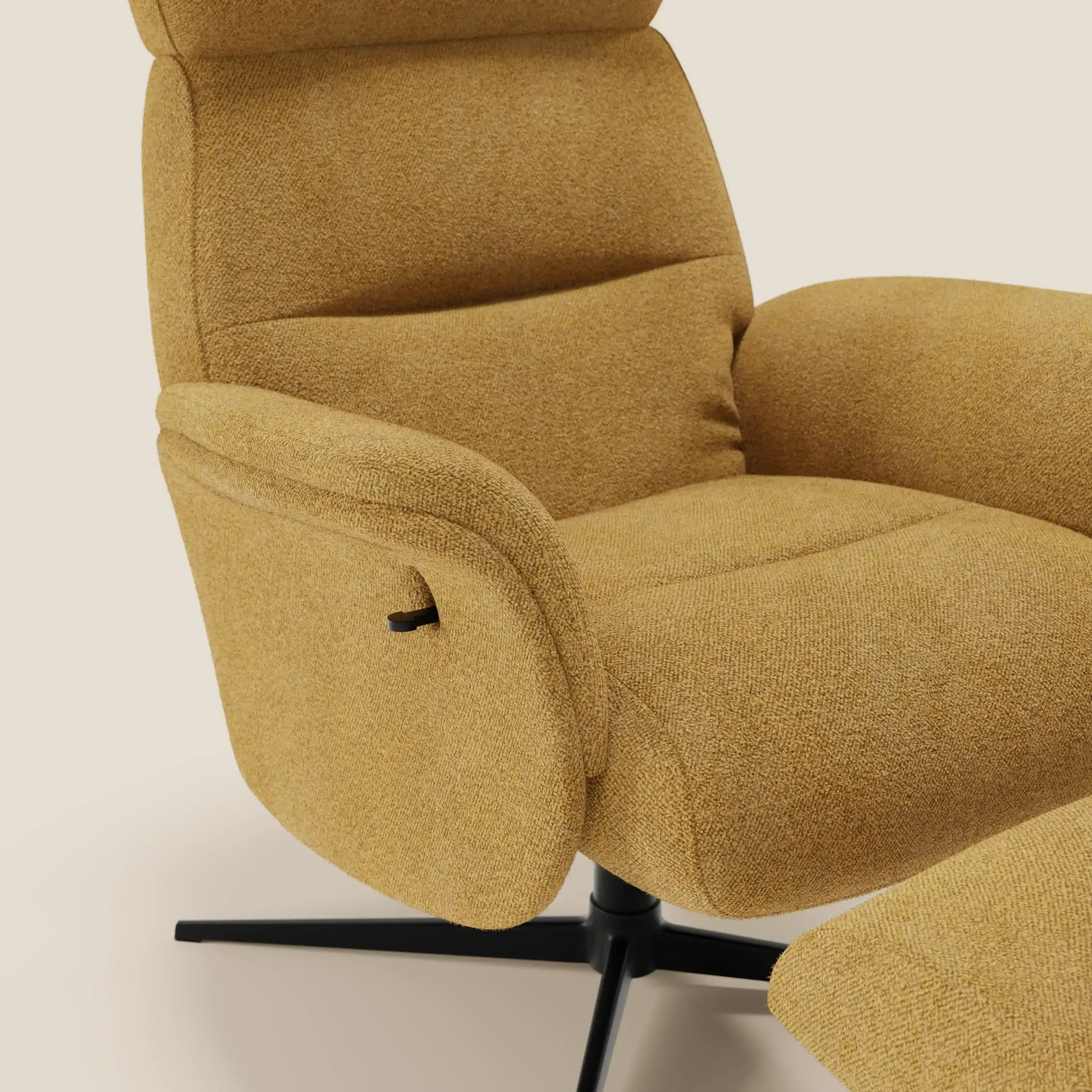 Primo piano della Poltrona relax Lunor reclinabile con pouf poggiapiedi di Divani.Store in bouclé impermeabile giallo senape T07, caratterizzata da braccioli in feltro, schienale alto e una moderna base girevole a quattro gambe in metallo nero su sfondo beige.