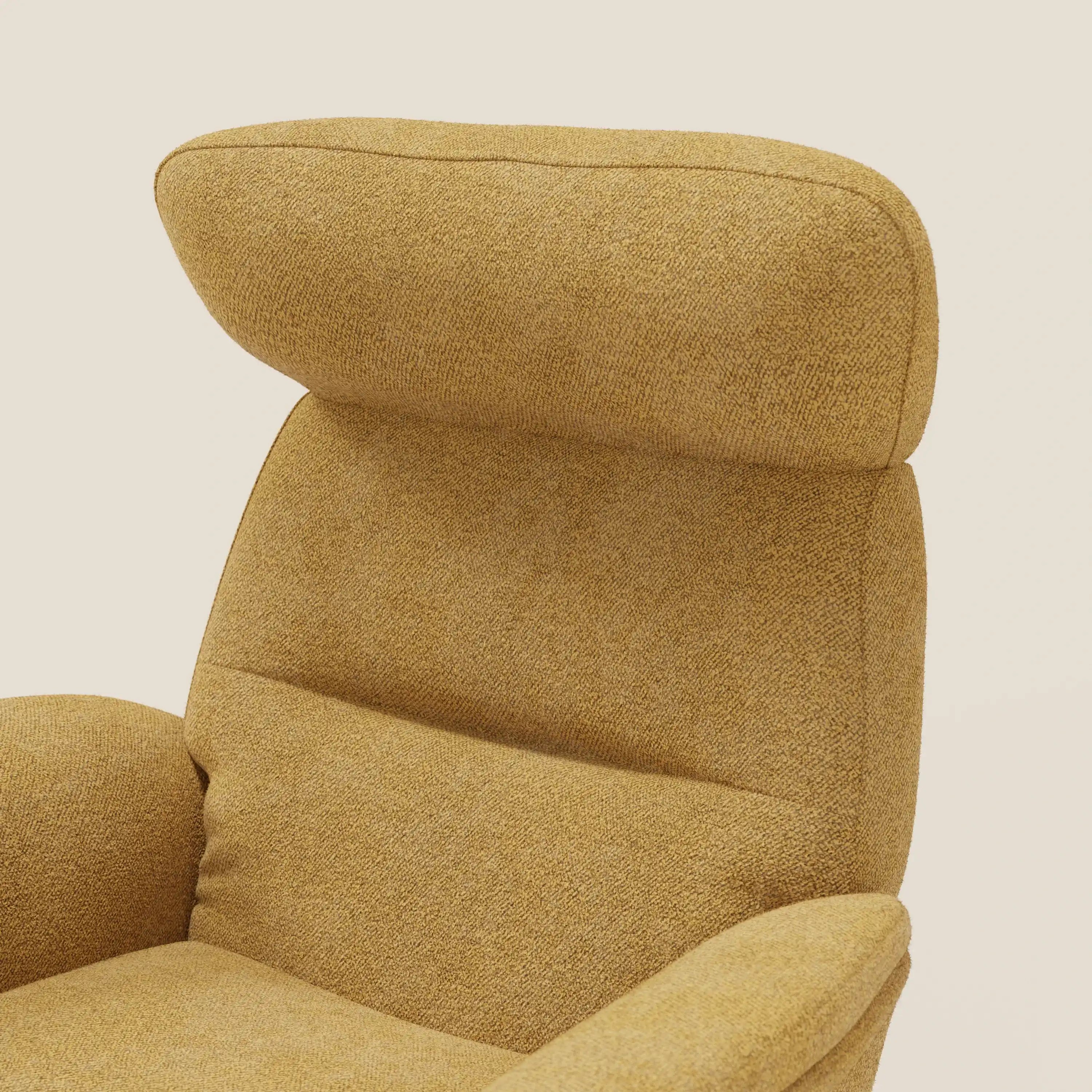 Primo piano della Poltrona relax reclinabile Lunor di Divani.Store, in tessuto bouclé impermeabile T07 giallo, con schienale alto, poggiatesta e braccioli curvi imbottiti. Presentata con il pouf abbinato su uno sfondo a tinta unita per evidenziarne il design moderno.