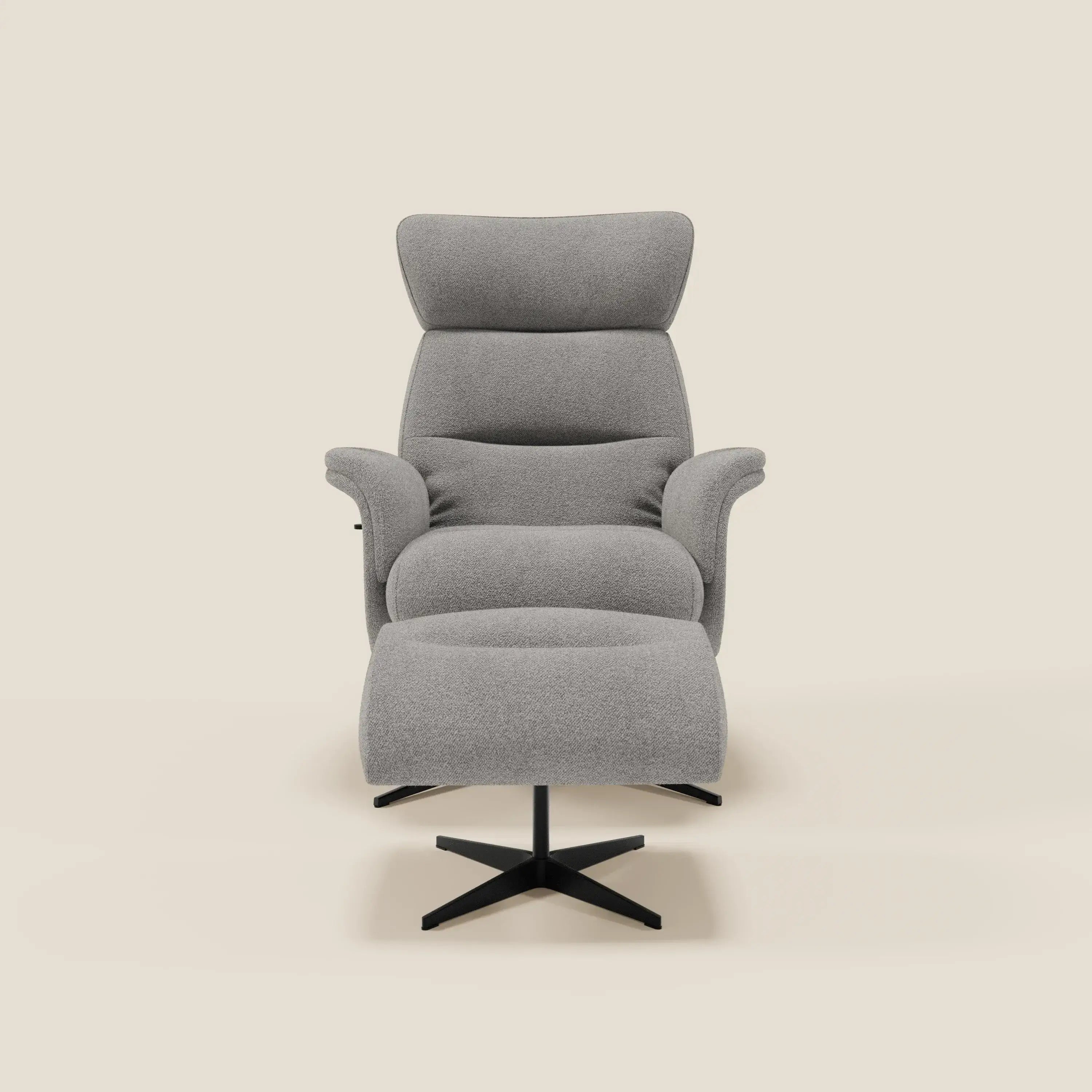 La poltrona relax Lunor reclinabile con pouf poggiapiedi in tessuto bouclé impermeabile T07 grigio di Divani.Store è caratterizzata da un design moderno di colore grigio, schienale alto, braccioli imbottiti, cuscini in feltro e basi girevoli a X di colore nero su sfondo crema chiaro.