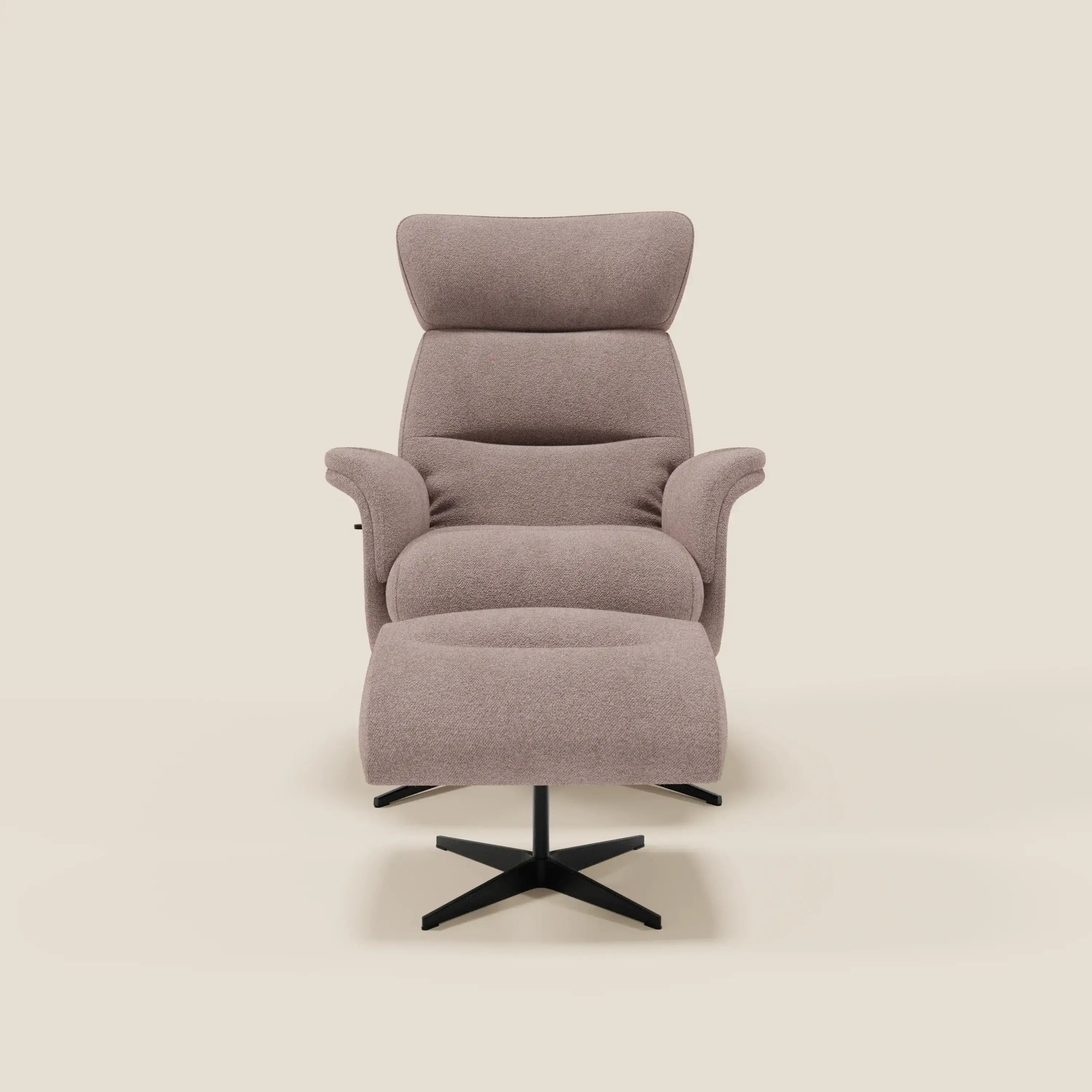 La poltrona relax reclinabile Lunor Poltrona di Divani.Store è caratterizzata da un tessuto bouclé impermeabile rosa T07, un pouf poggiapiedi coordinato, una base girevole in metallo nero, uno schienale alto, braccioli curvi e una morbida imbottitura, il tutto su un semplice sfondo crema.