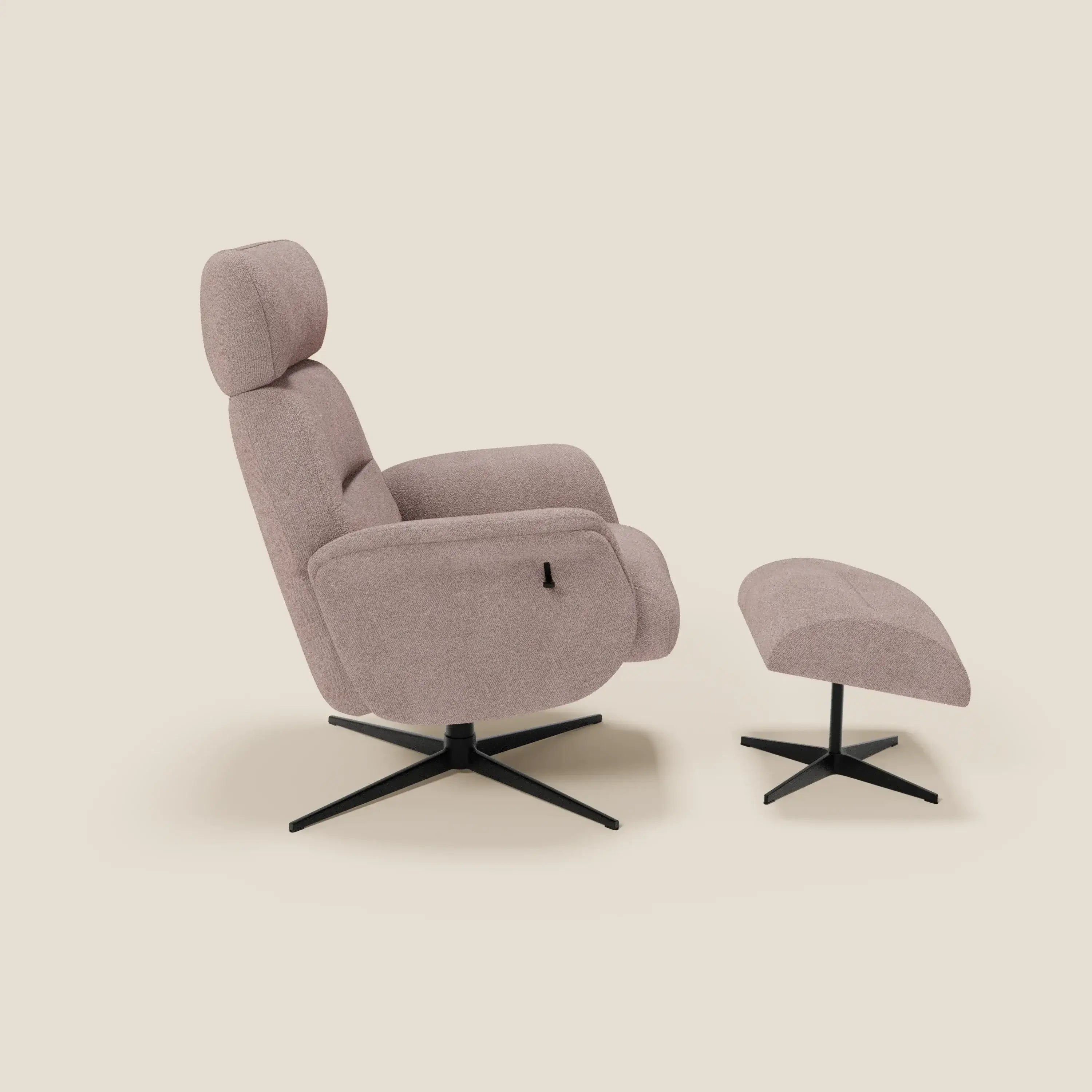 La Poltrona relax Lunor reclinabile con pouf poggiapiedi di Divani.Store è caratterizzata da tessuto bouclé impermeabile T07 rosa, poggiatesta imbottito, braccioli, basi girevoli in metallo nero e leva laterale; di profilo su sfondo beige.