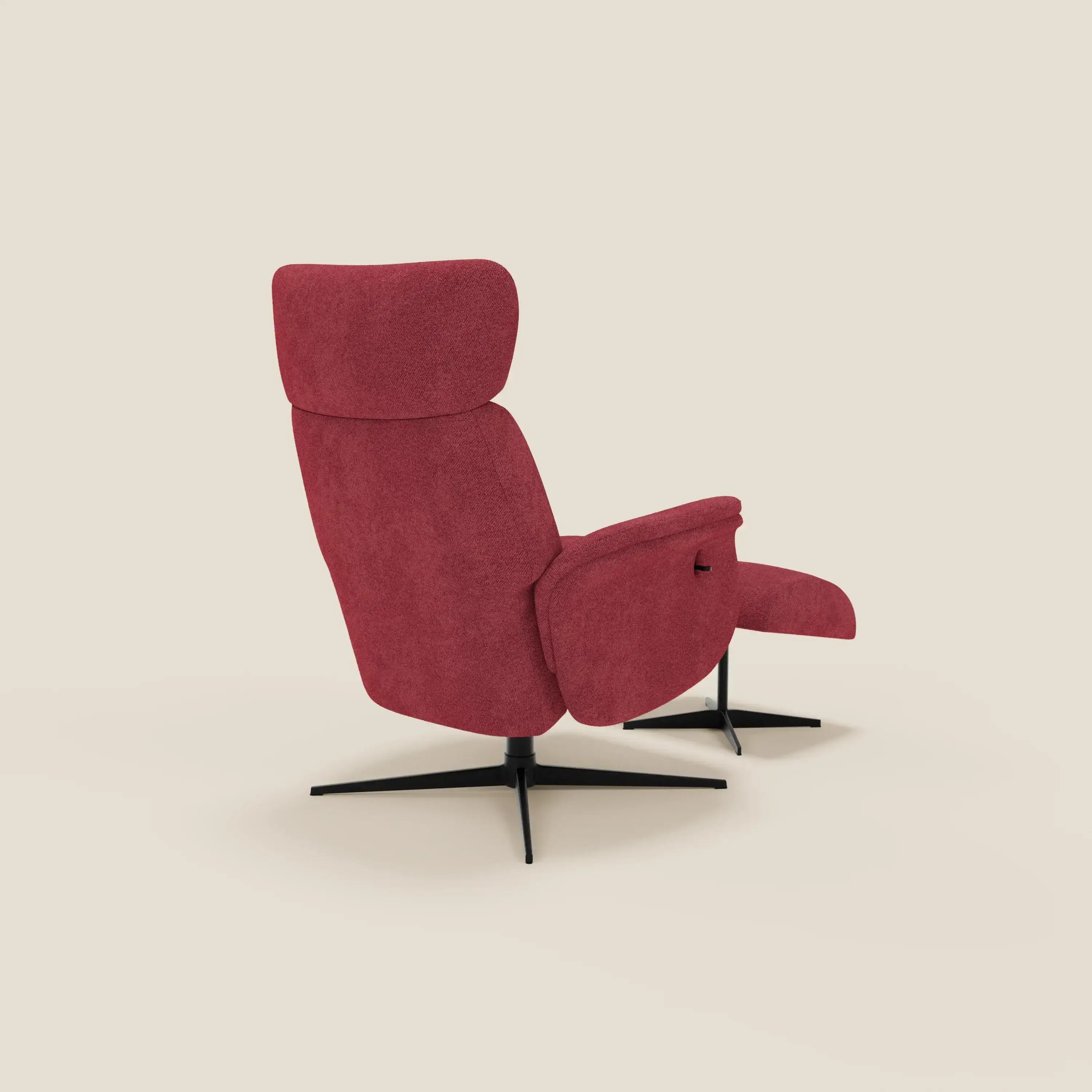 La Poltrona relax reclinabile Lunor di Divani.Store, in tessuto bouclé rosso impermeabile (T07), ha uno schienale alto, un'imbottitura ergonomica e una base girevole in metallo nero. Mostrata leggermente reclinata con il pouf poggia-piedi su uno sfondo beige.