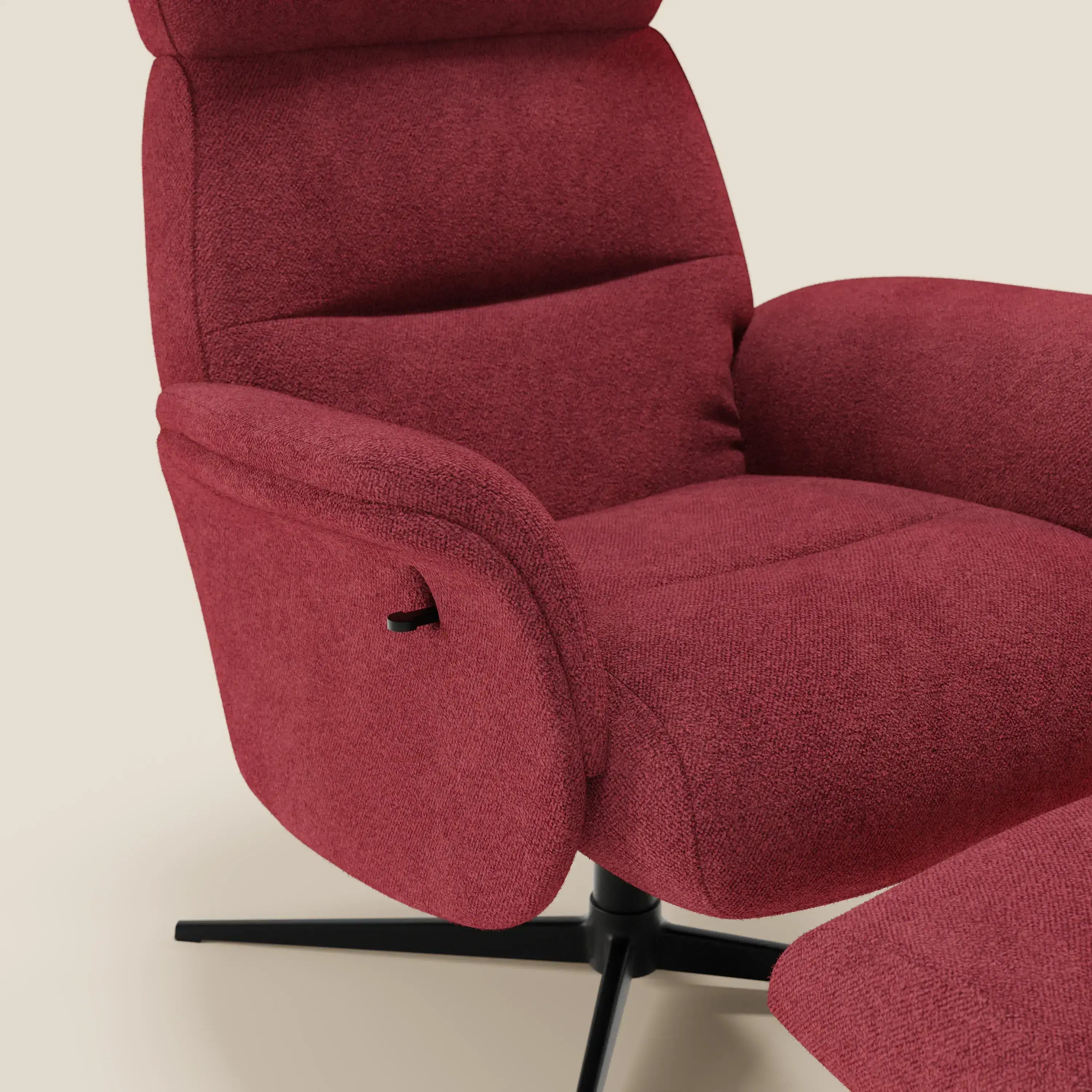 La poltrona relax reclinabile Lunor Poltrona di Divani.Store è caratterizzata da tessuto bouclé rosso impermeabile T07, cuscini imbottiti, braccioli angolati, schienale regolabile, pouf poggiapiedi coordinato e base girevole nera su sfondo beige.