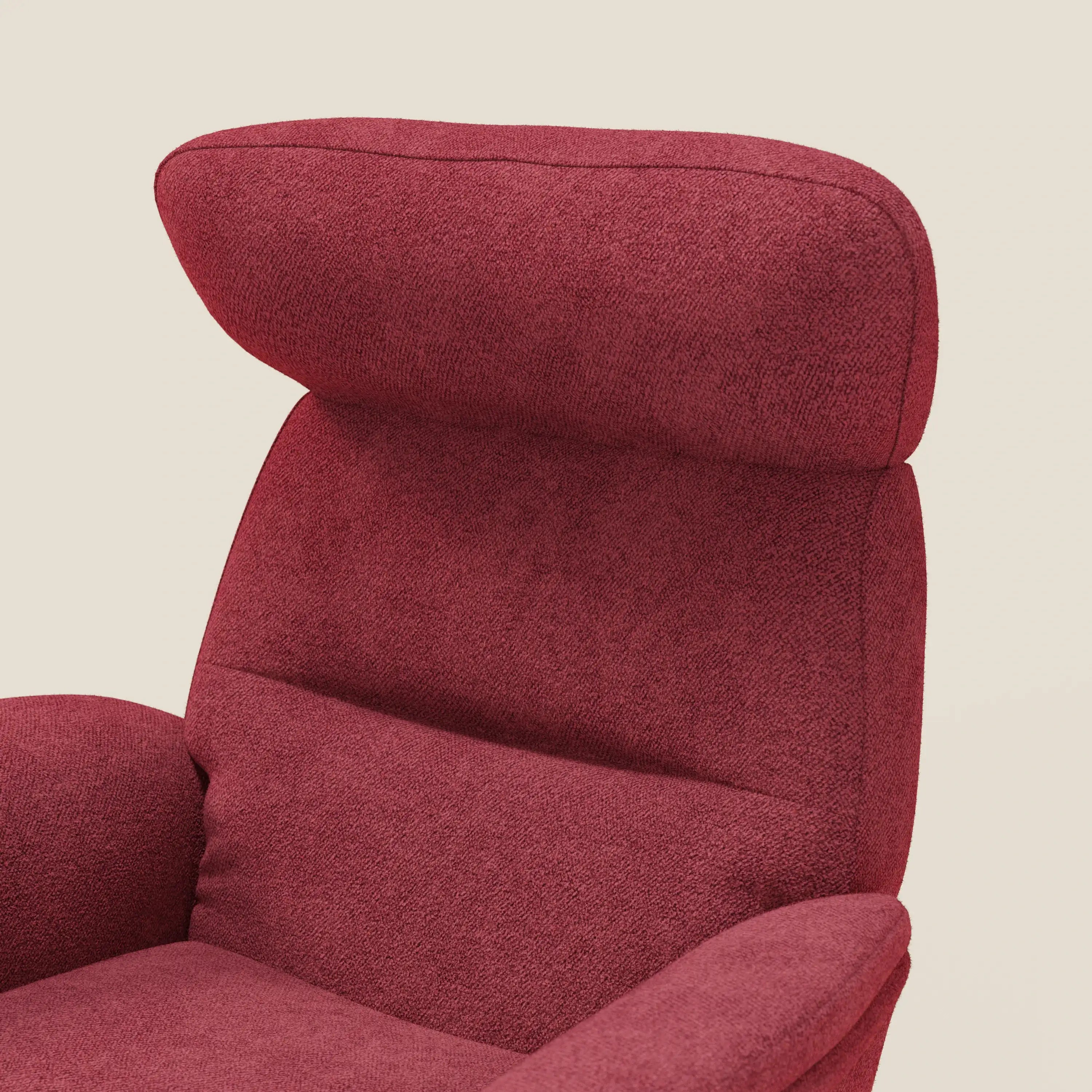 La poltrona relax Lunor Poltrona reclinabile con pouf poggiapiedi di Divani.Store, rivestita in tessuto bouclé impermeabile rosso T07, presenta un design moderno con schienale alto, poggiatesta imbottito e braccioli curvi su sfondo beige.