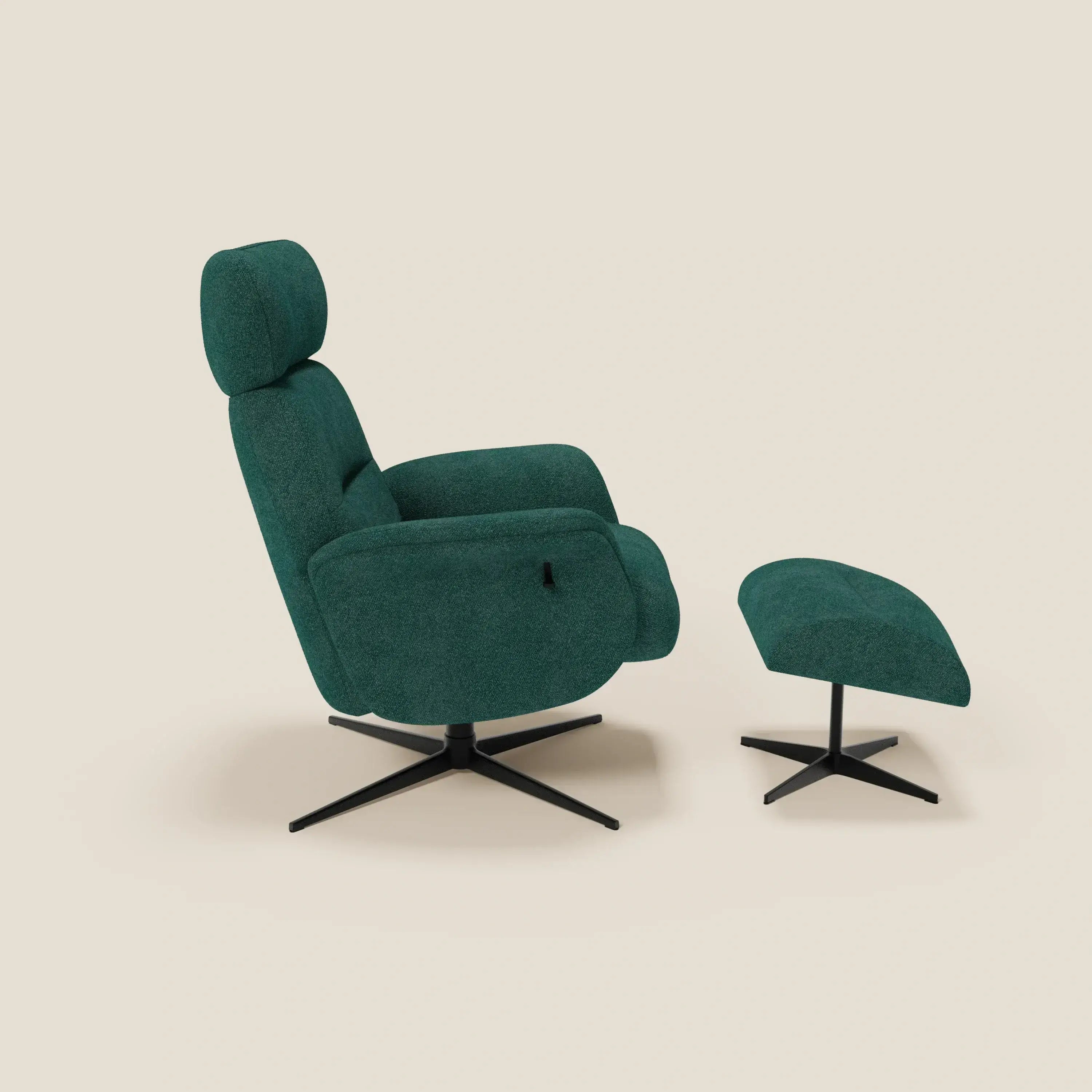 Divani.Store Lunor Poltrona relax reclinabile con pouf poggiapiedi in tessuto bouclé impermeabile T07 verde è caratterizzata da un poggiatesta regolabile e da basi a stella a quattro punte di colore nero, presentate in profilo laterale su sfondo beige.
