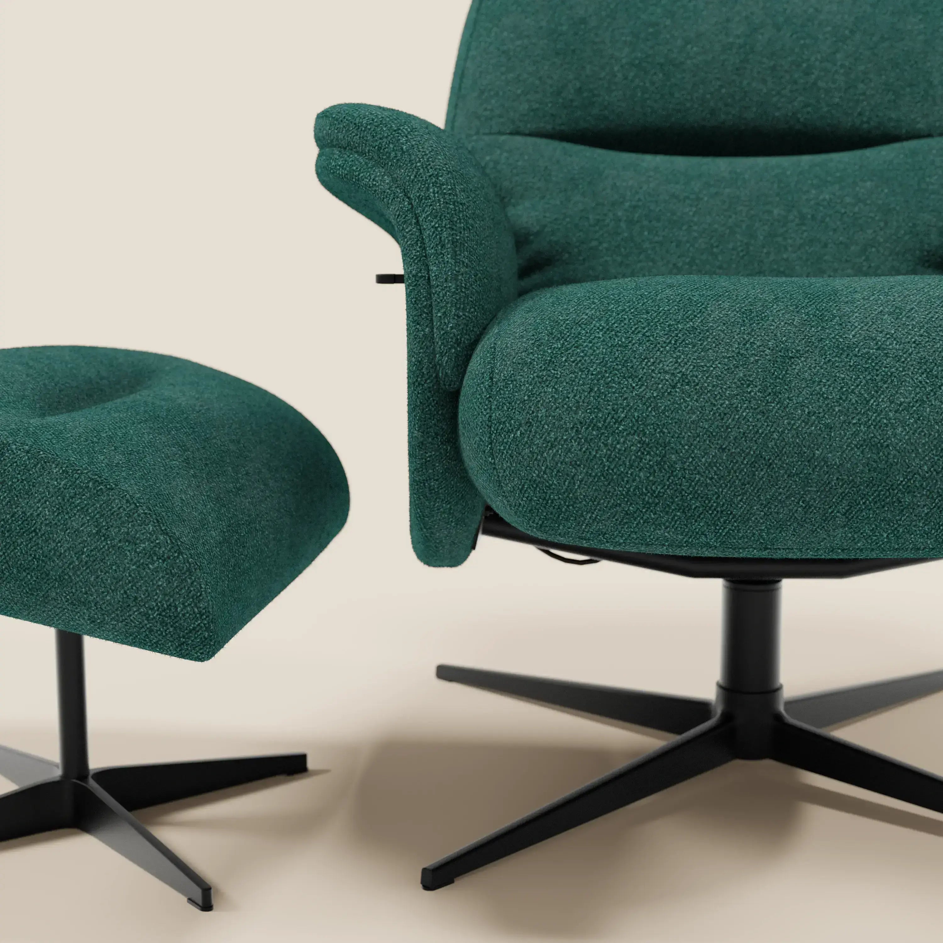 Primo piano della poltrona relax reclinabile Lunor con pouf abbinato in tessuto impermeabile bouclé verde di Divani.Store, caratterizzata da braccioli curvi e gambe in metallo nero, su uno sfondo beige chiaro che ne evidenzia il design moderno.