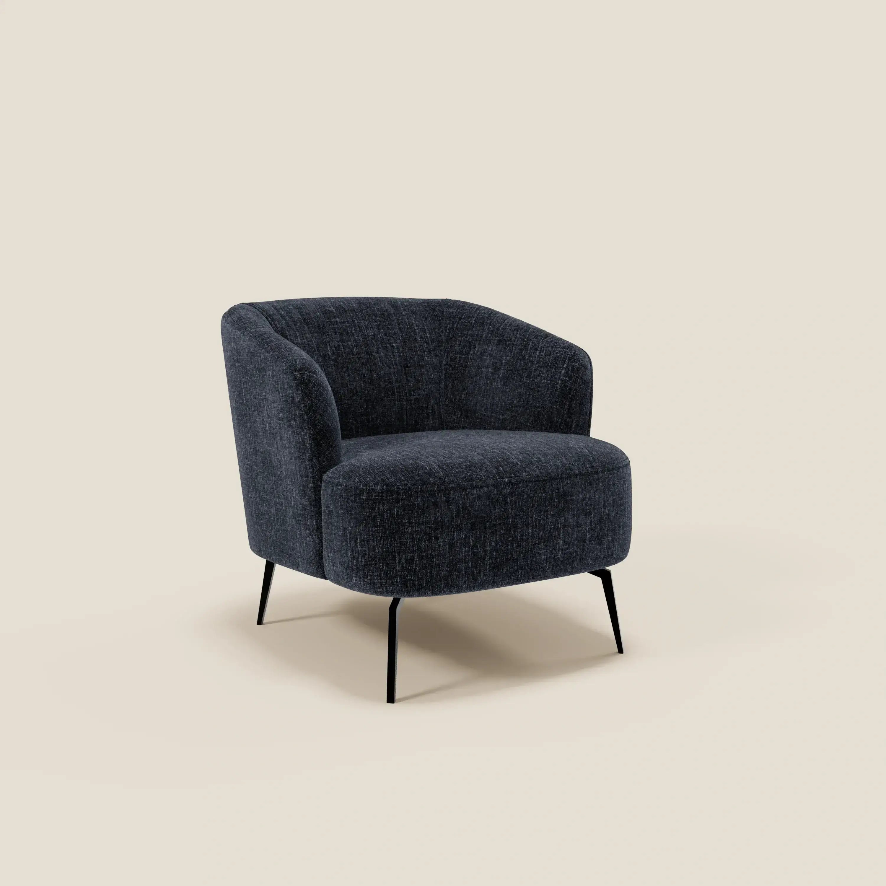 La poltroncina Renoa dall'eleganza moderna in tessuto smacchiabile T24 blu notte di Divani.Store è caratterizzata da uno schienale e una seduta arrotondati con quattro sottili gambe in metallo nero, su uno sfondo beige tinta unita.