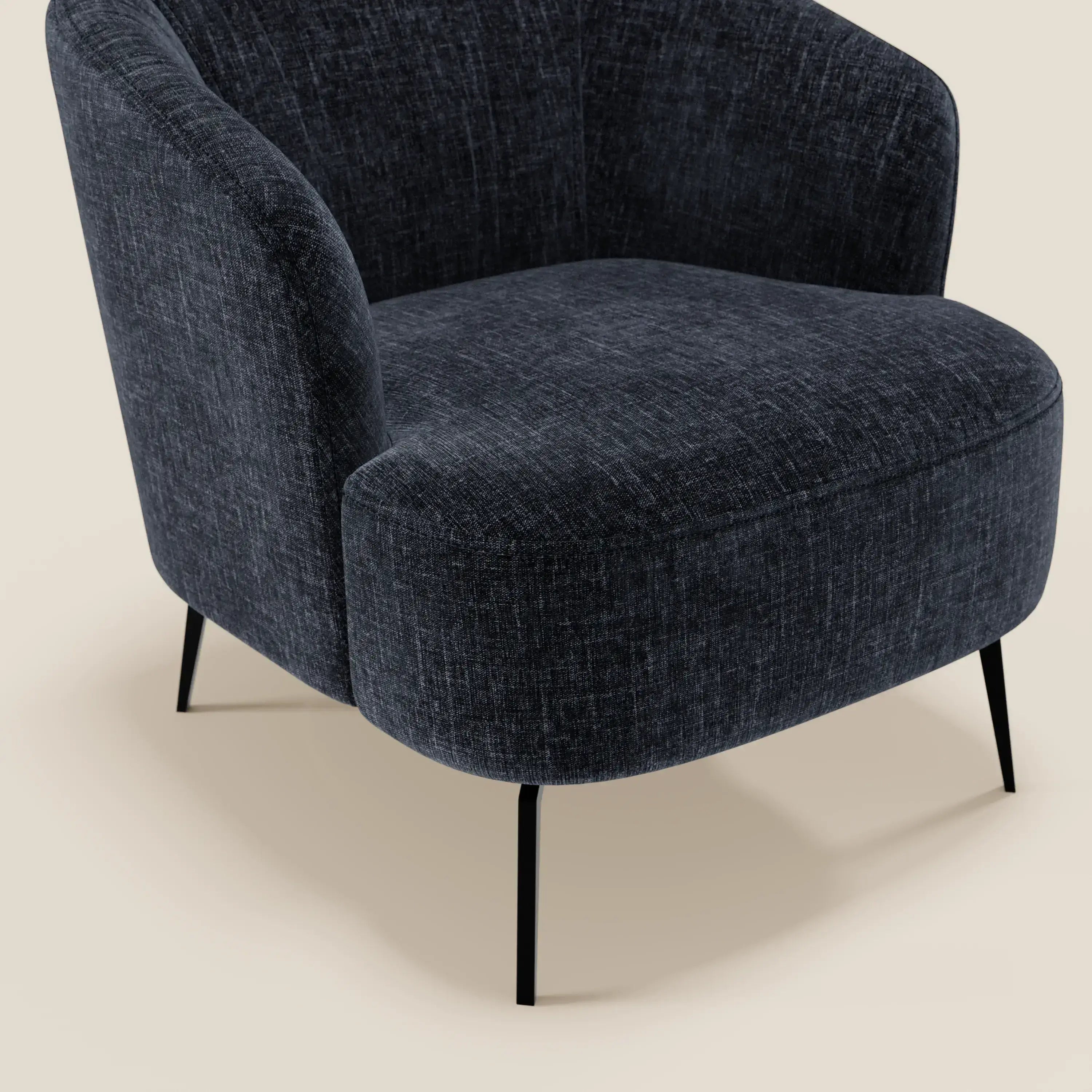 La poltroncina Renoa di Divani.Store è caratterizzata da un elegante tessuto blu T24 antimacchia, da uno schienale e una seduta curvi e da sottili gambe in metallo nero. Il suo design moderno si staglia su uno sfondo beige chiaro per un fascino contemporaneo.