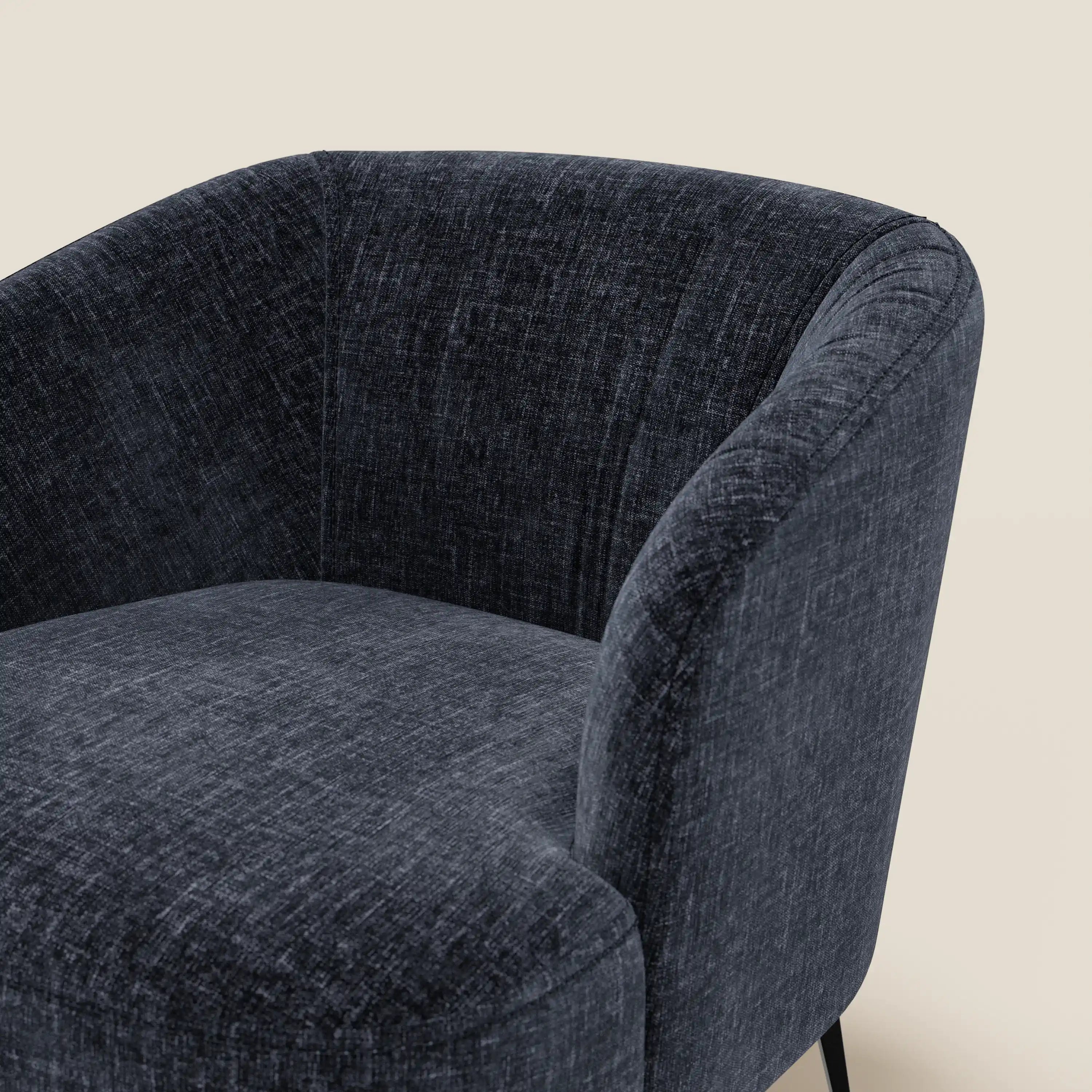 La Renoa Poltroncina di Divani.Store unisce eleganza moderna a comfort, con schienale e braccioli curvi e rivestimento in tessuto smacchiabile T24 blu notte, seduta imbottita e sottili gambe nere.
