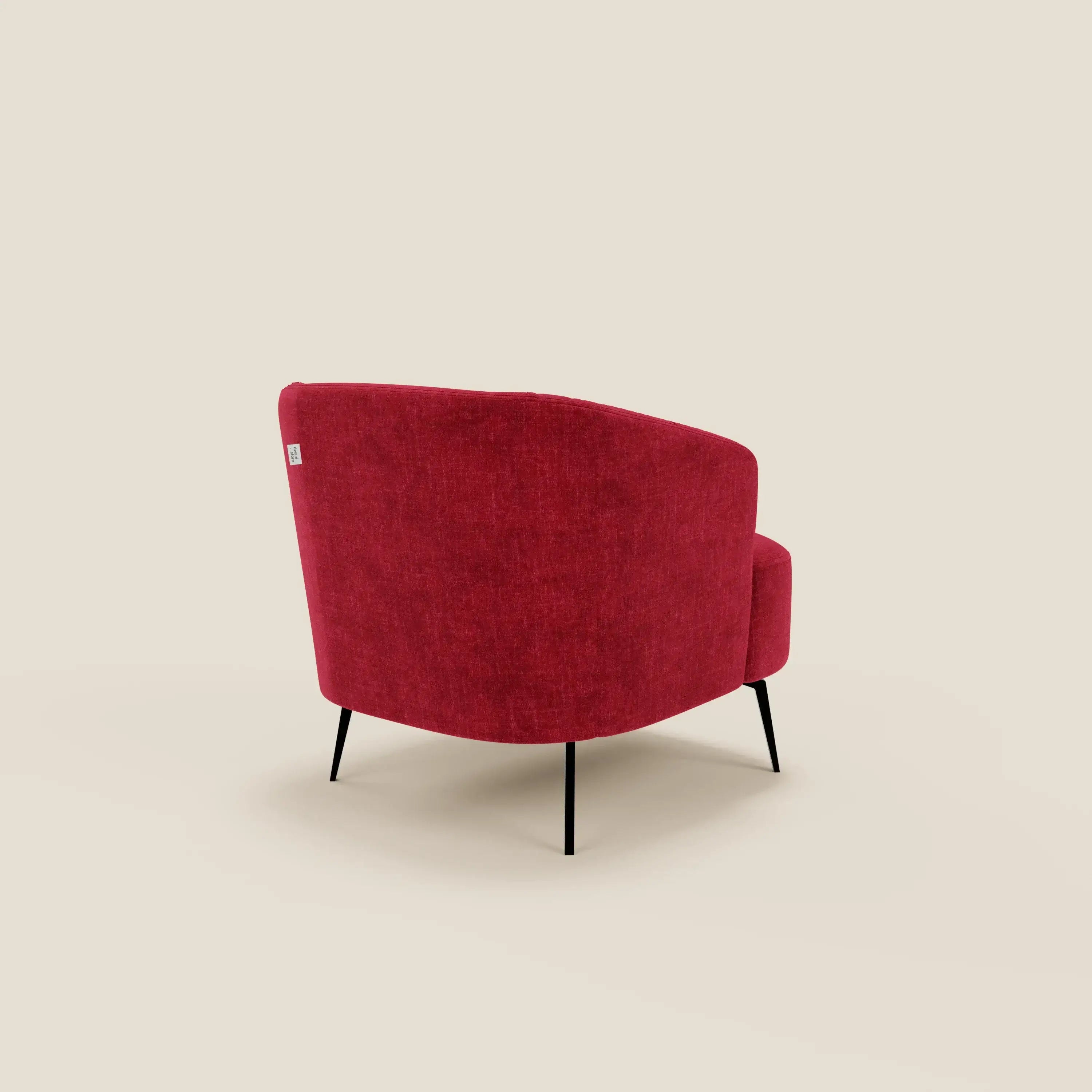 La poltroncina Renoa di Divani.Store, in tessuto smacchiabile T24 rosso bordeaux, si presenta con lo schienale arrotondato, i fianchi curvi, le sottili gambe in metallo nero e lo sfondo beige che ne evidenzia il colore vivace.