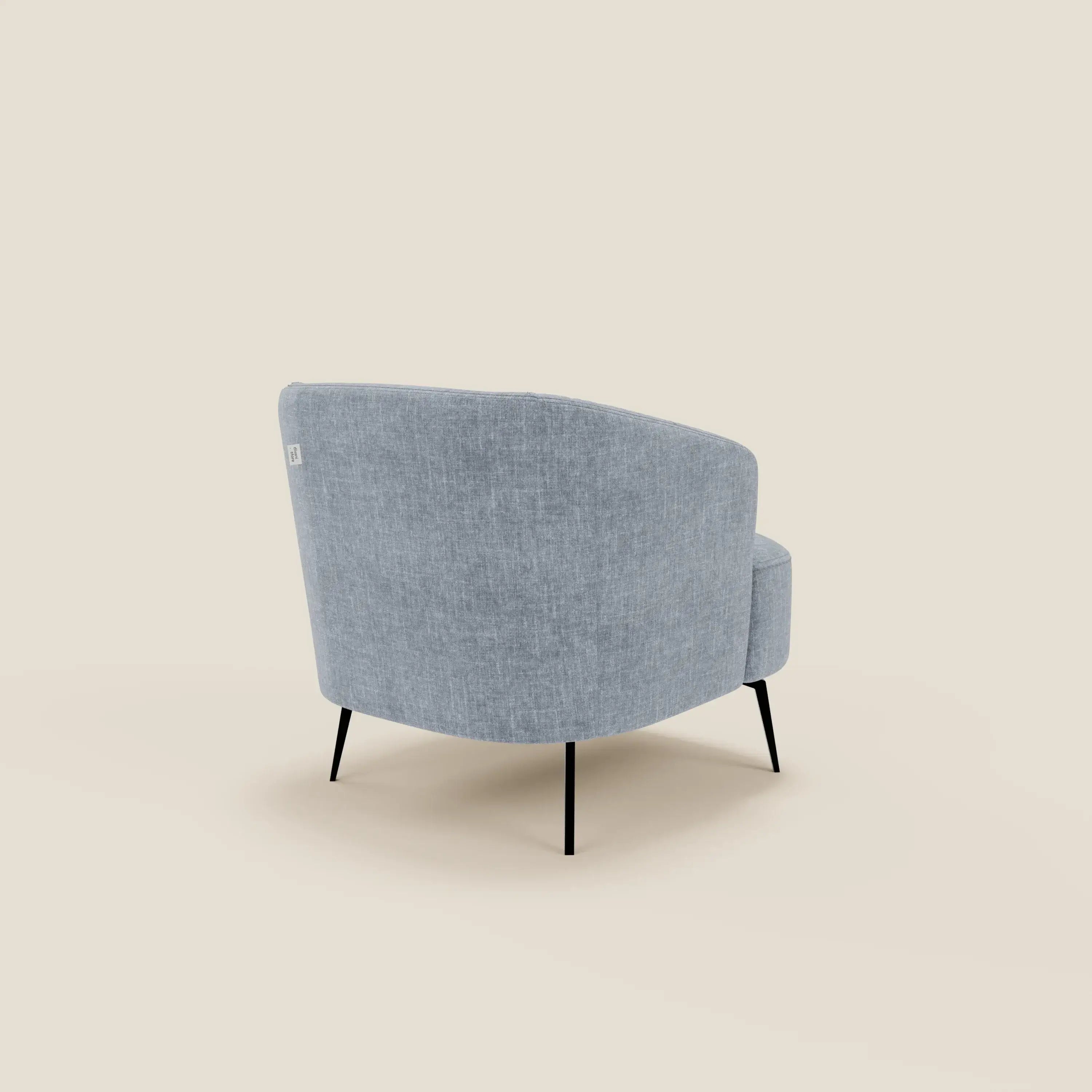 La poltroncina Renoa dall'eleganza moderna di Divani.Store, vista dal retro in posizione angolata, è caratterizzata da un tessuto smacchiabile T24 carta da zucchero, linee curve, gambe sottili in metallo nero e uno sfondo beige pulito per un look moderno.