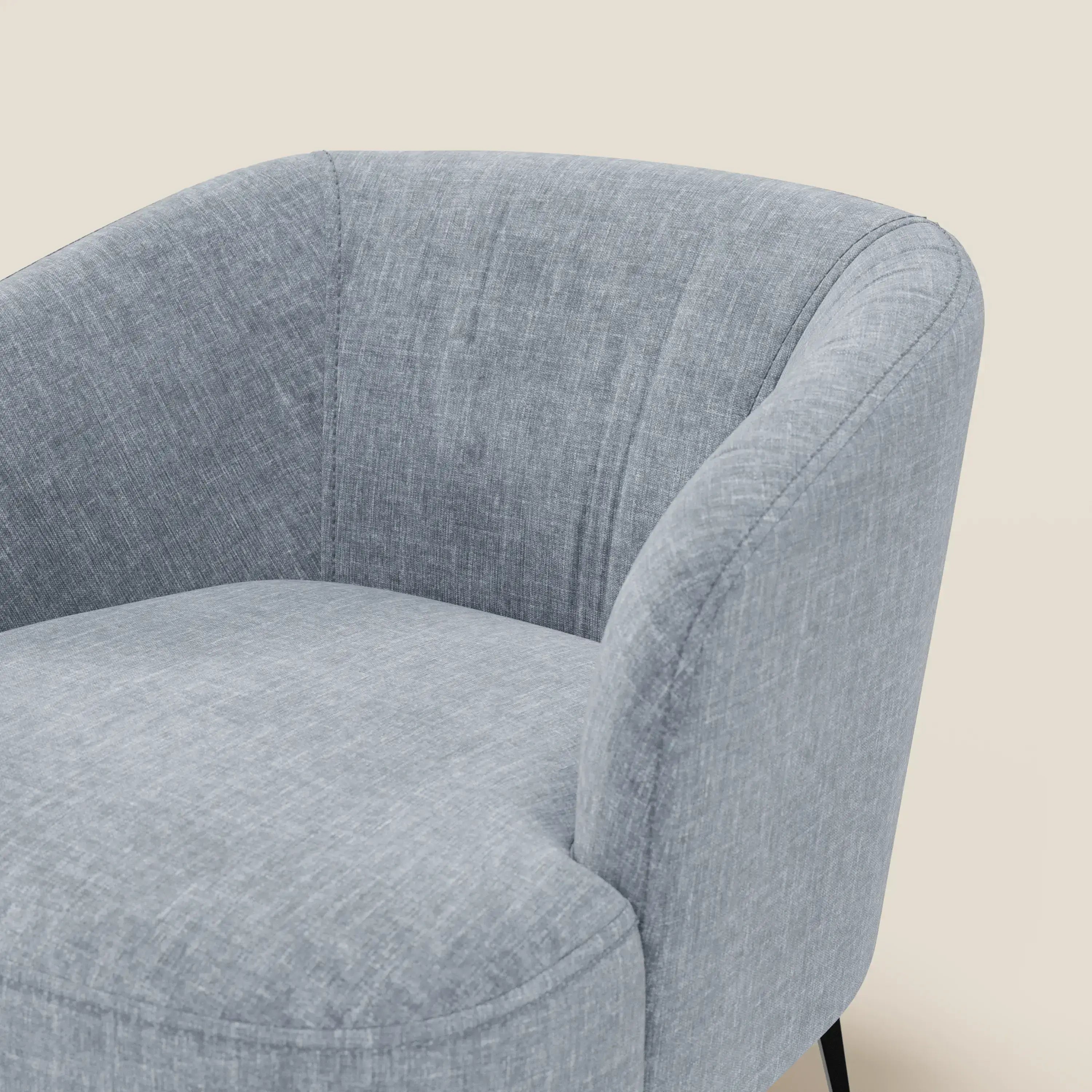 La poltroncina Renoa di Divani.Store, in tessuto smacchiabile T24 carta da zucchero, presenta uno schienale curvo, un comfort soffice e sottili gambe in metallo nero. L'eleganza moderna e il tessuto strutturato contrastano con il fondo beige chiaro; solo una parte è visibile.