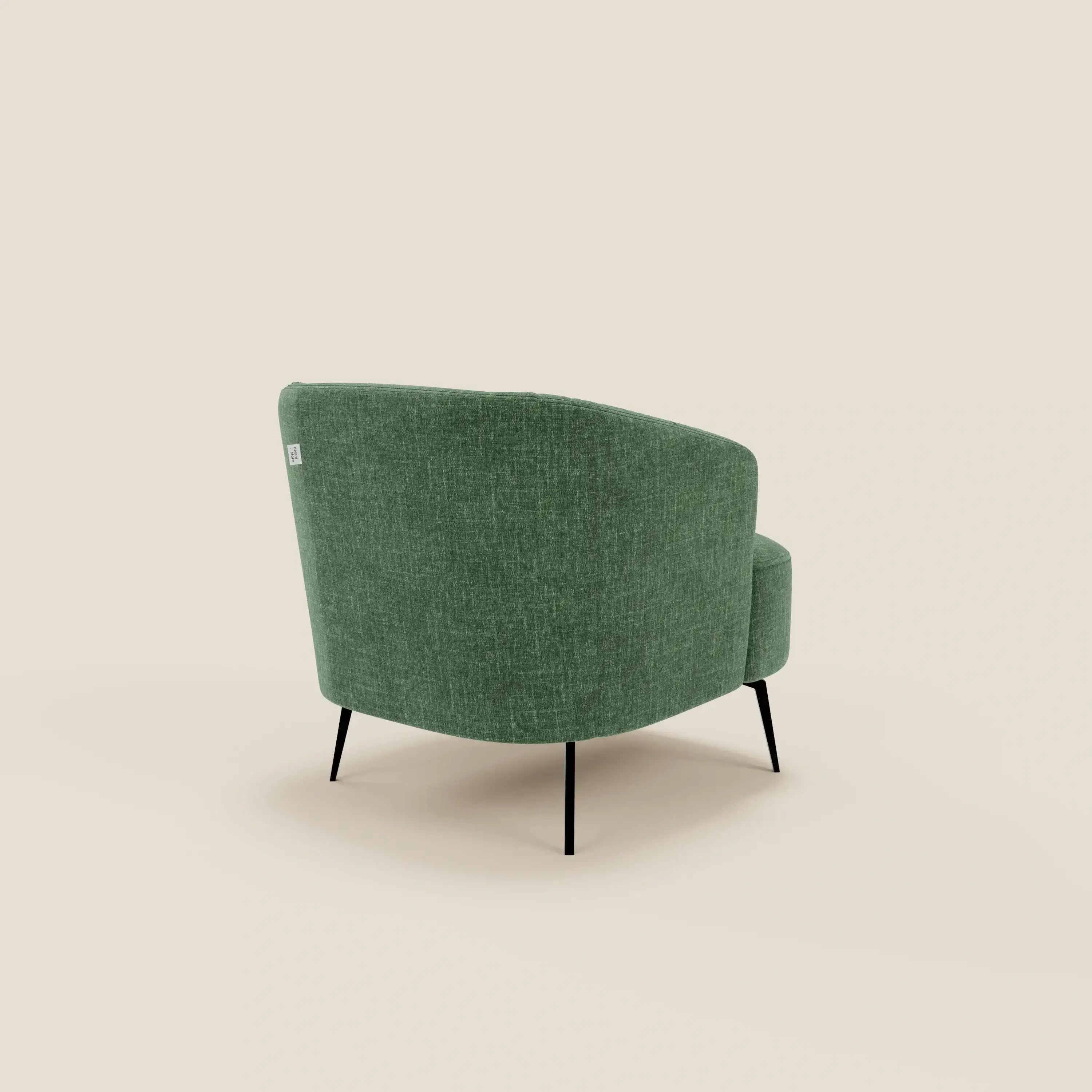 La poltroncina Renoa dall'eleganza moderna di Divani.Store, in tessuto T24 verde oliva facile da pulire, presenta uno schienale curvo e sottili gambe in metallo nero. Il suo design moderno e minimalista si staglia su uno sfondo beige.