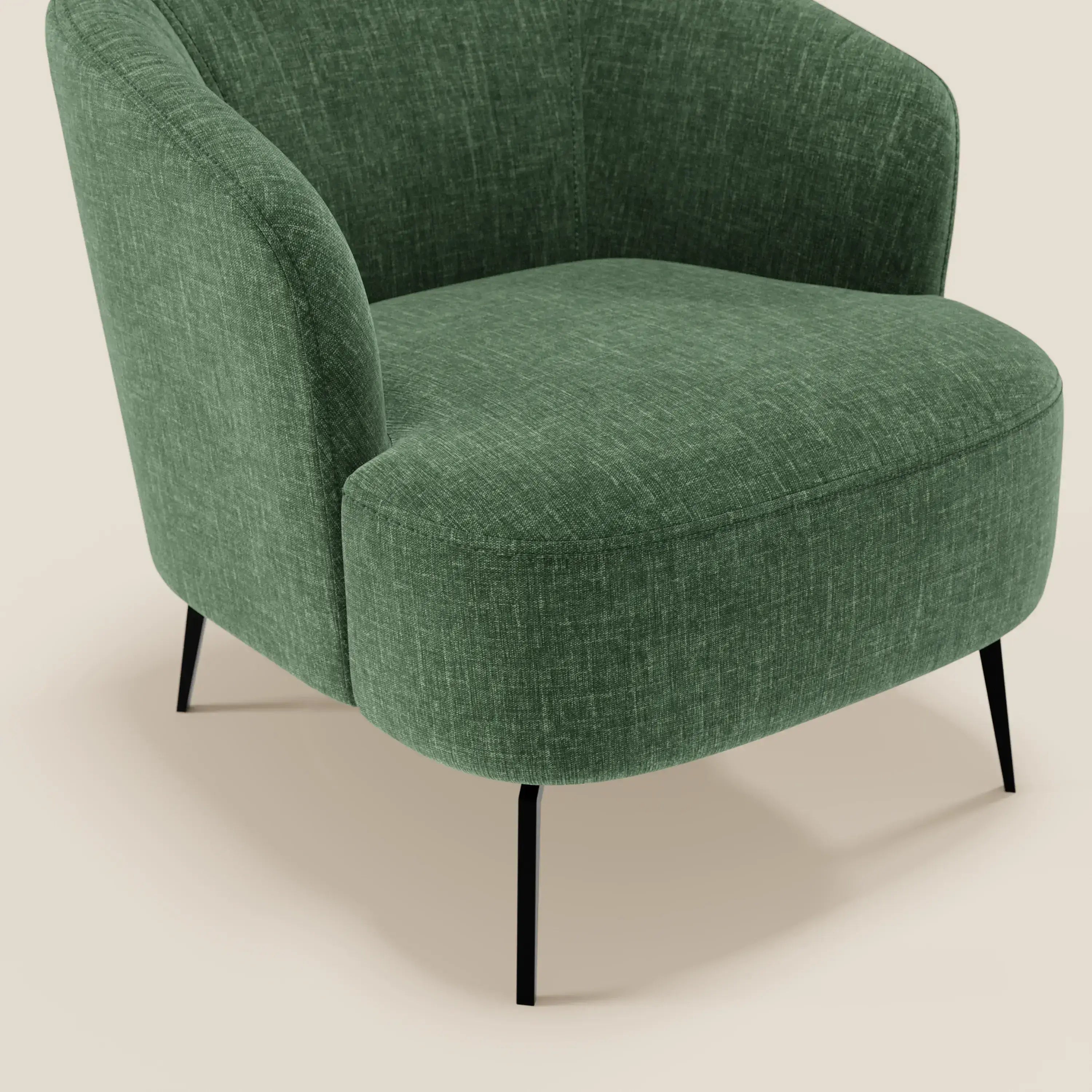 La poltroncina Renoa dall'eleganza moderna di Divani.Store è caratterizzata da un tessuto verde T24 facile da pulire, uno schienale arrotondato e sottili gambe in metallo nero. Le sue linee morbide e curve creano un look contemporaneo e confortevole su uno sfondo beige.