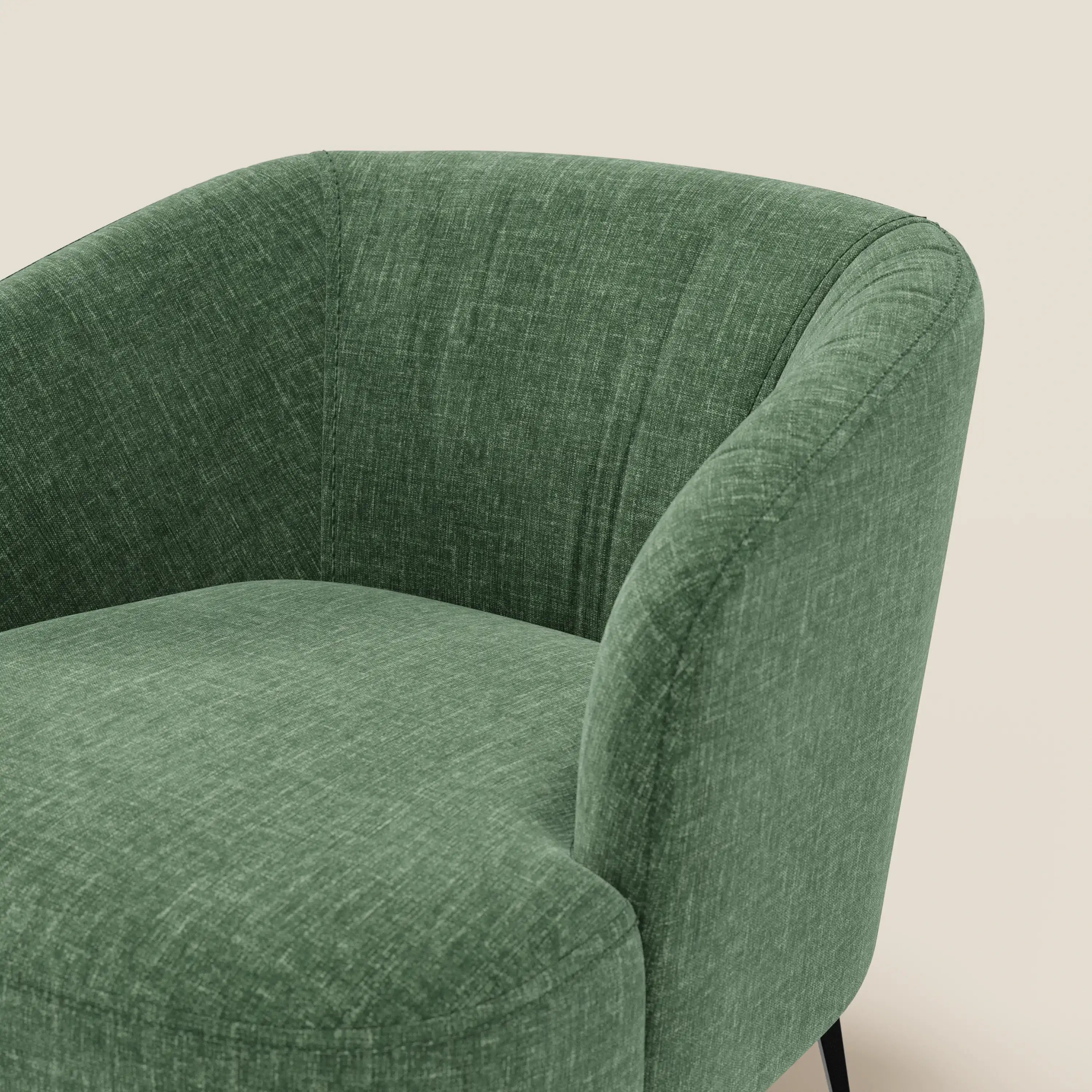 Primo piano della poltroncina Renoa di Divani.Store, con schienale e braccioli curvi in morbido tessuto antimacchia T24 verde oliva e sottili gambe in metallo nero, su uno sfondo beige chiaro per un tocco di modernità.