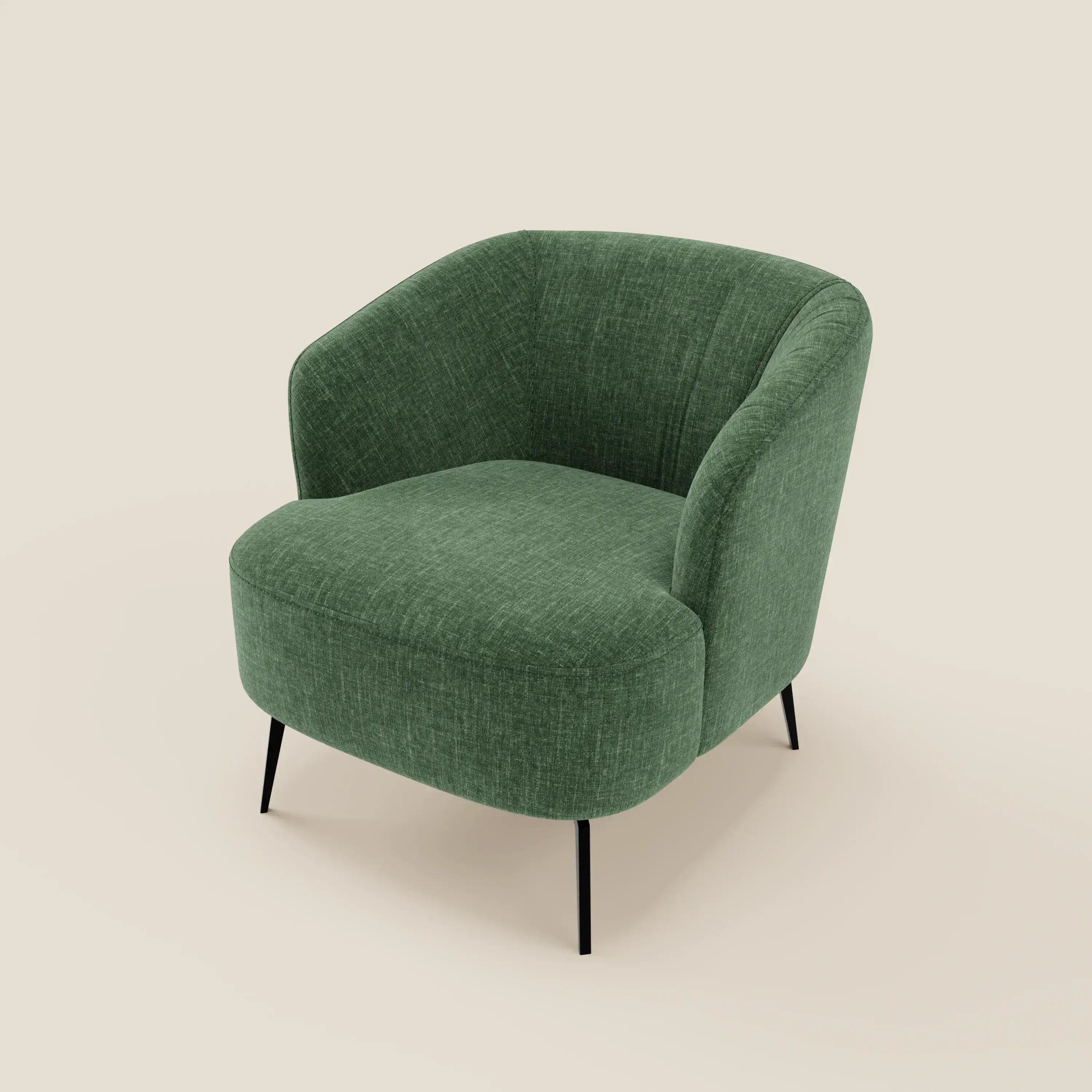 La poltroncina Renoa di Divani.Store è caratterizzata da un'eleganza moderna grazie al tessuto antimacchia T24 verde oliva, allo schienale arrotondato, al cuscino della seduta e alle sottili gambe in metallo nero. Il suo look minimalista spicca su uno sfondo beige chiaro.