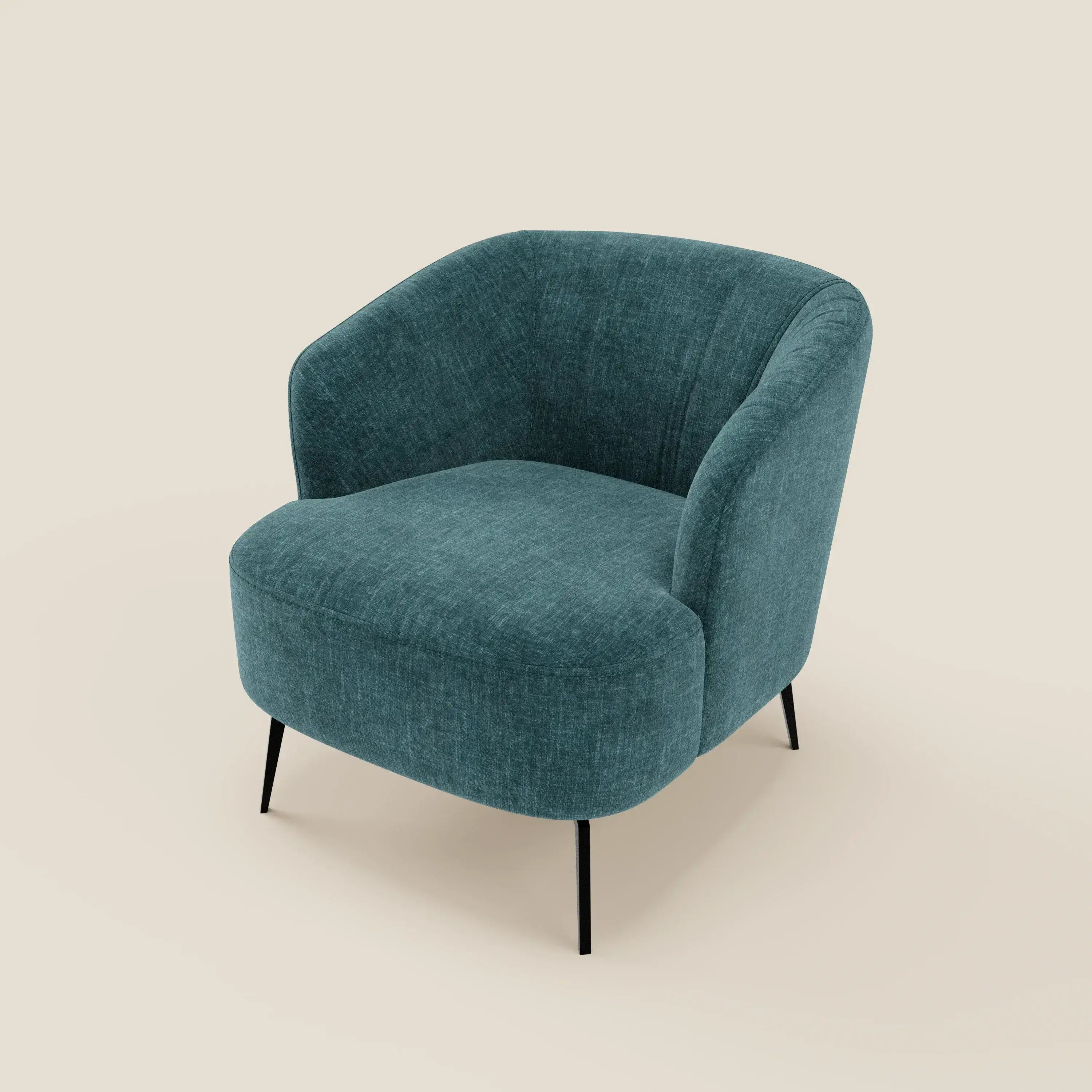 La poltroncina Renoa di Divani.Store unisce eleganza moderna e comfort avvolgente con tessuto smacchiabile T24 petrolio, schienale curvo e gambe sottili in metallo nero, ideale per salotti contemporanei su sfondo beige chiaro.