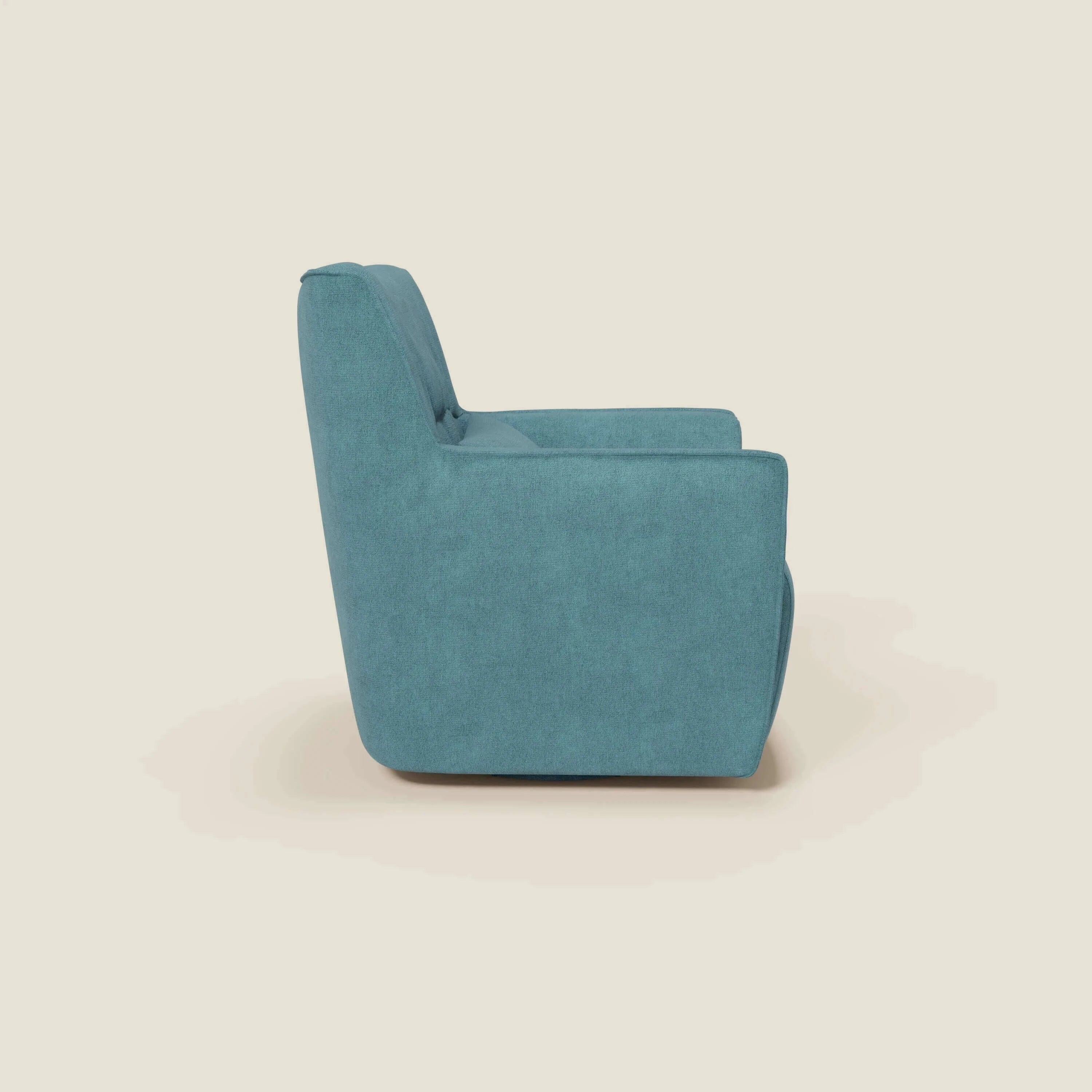 Vista laterale di Tulla Poltrona girevole in tessuto impermeabile T02 azzurro di Divani.Store, caratterizzata da un design blu e minimalista con schienale alto, ampia seduta e braccioli dritti, su uno sfondo beige chiaro.