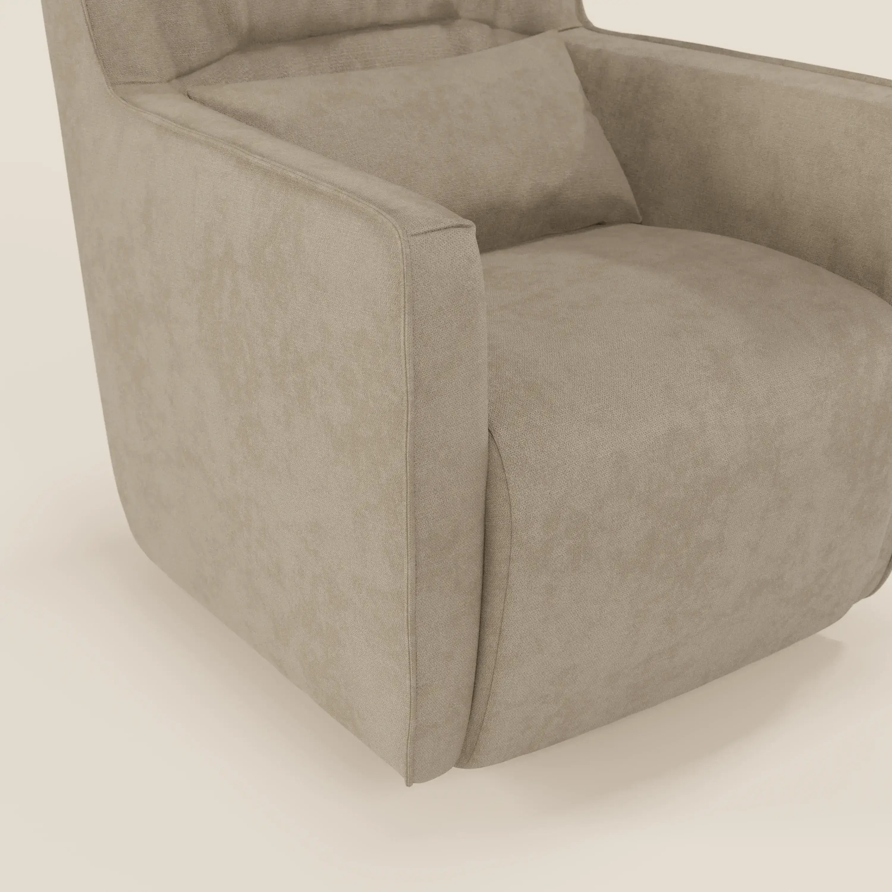 Un primo piano di Tulla Poltrona girevole in tessuto impermeabile T02 beige di Divani.Store ne evidenzia la forma squadrata, la seduta imbottita, i braccioli dritti, il cuscino lombare coordinato e il morbido rivestimento beige chiaro su uno sfondo luminoso.
