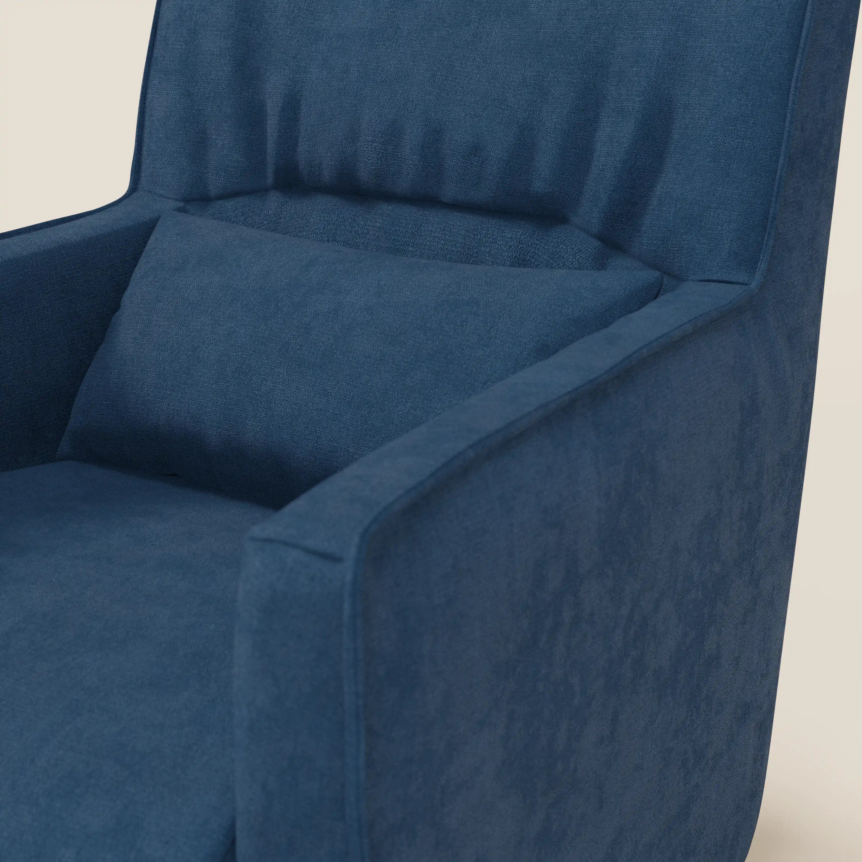 Tulla Poltrona girevole in tessuto impermeabile T02 blu di Divani.Store è una poltrona moderna dalle linee pulite, con schienale curvo e spesso, braccioli quadrati e cuscino angolato, presentata su uno sfondo bianco sporco.