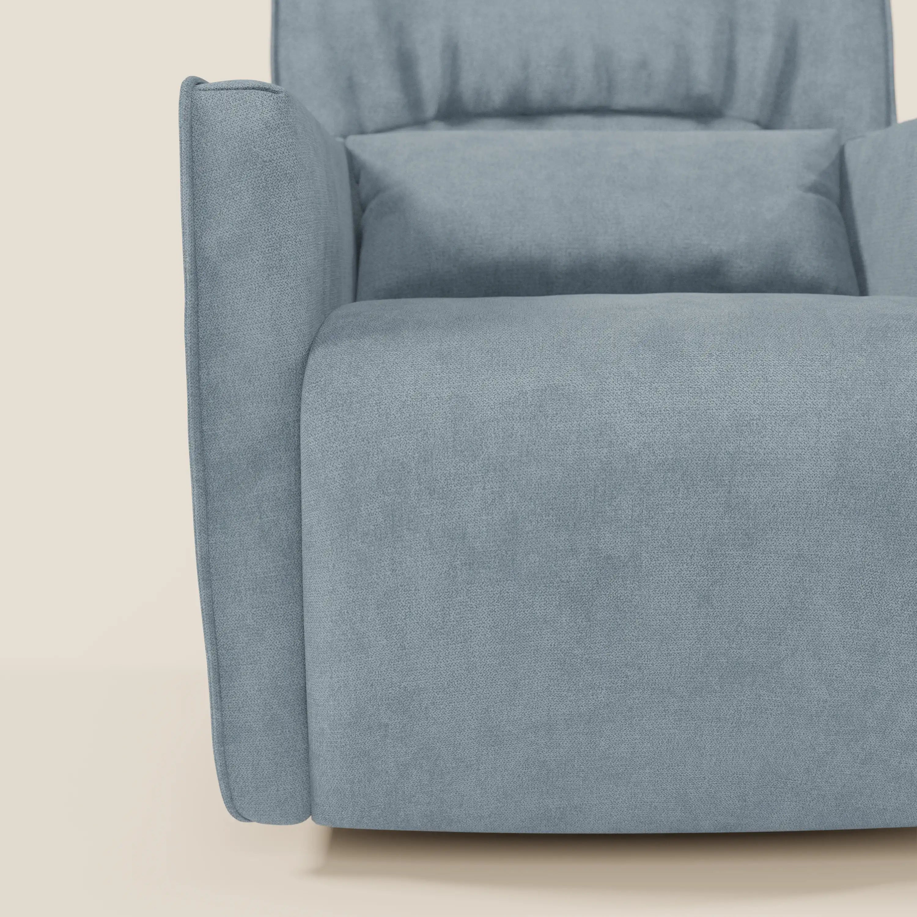 Un primo piano di Tulla Poltrona girevole in tessuto impermeabile T02 carta da zucchero di Divani.Store ne evidenzia la forma squadrata, l'imbottitura soffice e le linee minimaliste, sottolineando il comfort e lo stile su uno sfondo chiaro.