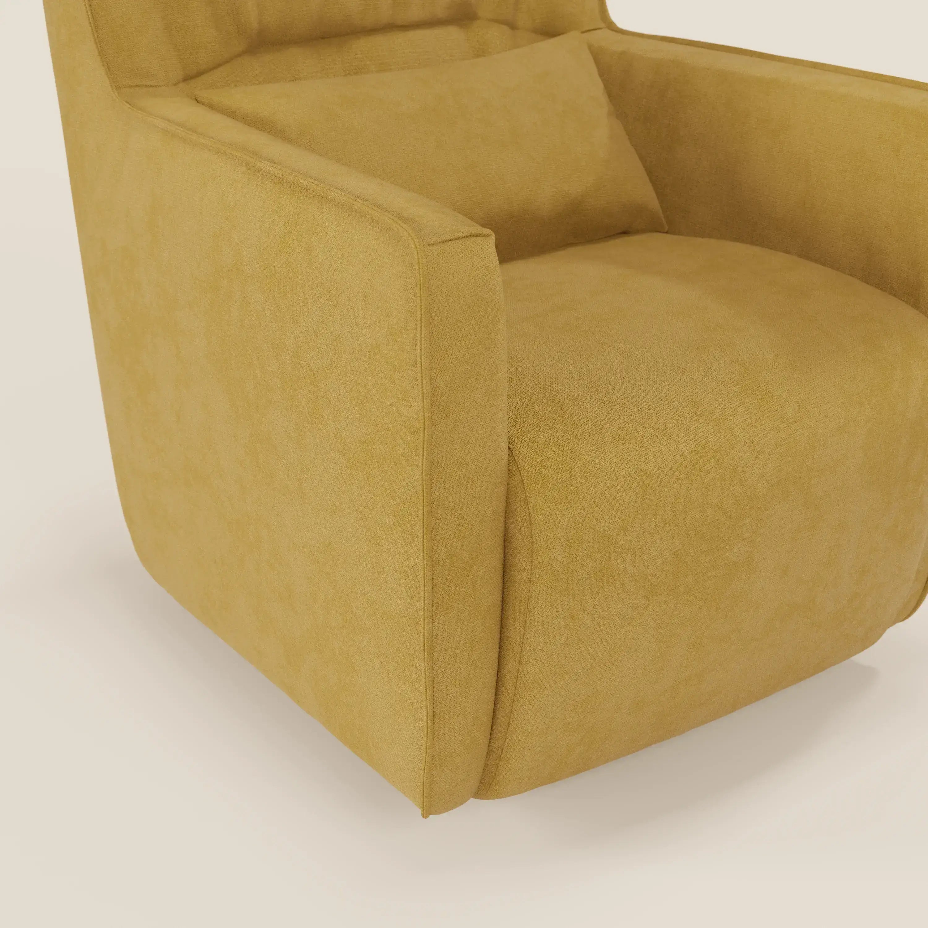 Primo piano della poltrona girevole Tulla in tessuto impermeabile T02 giallo di Divani.Store, caratterizzata da un cuscino morbido e braccioli dritti. Il suo tessuto morbido e impermeabile dona un tocco di lusso. Solo una parte della sedia moderna è visibile.